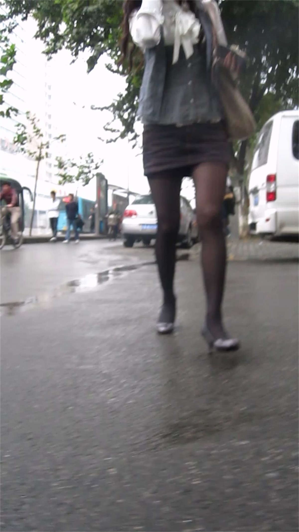街边高技术正拍黑丝妹大腿
