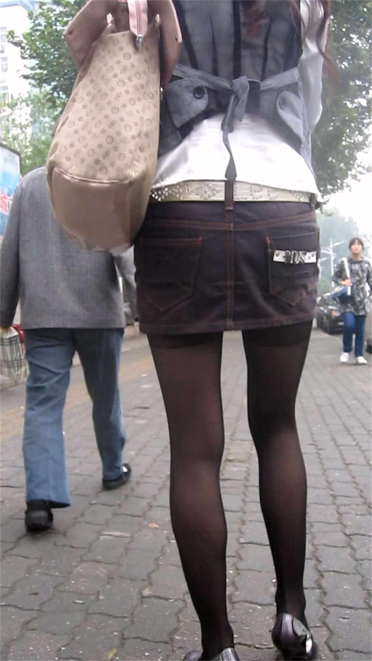 街边高技术正拍黑丝妹大腿