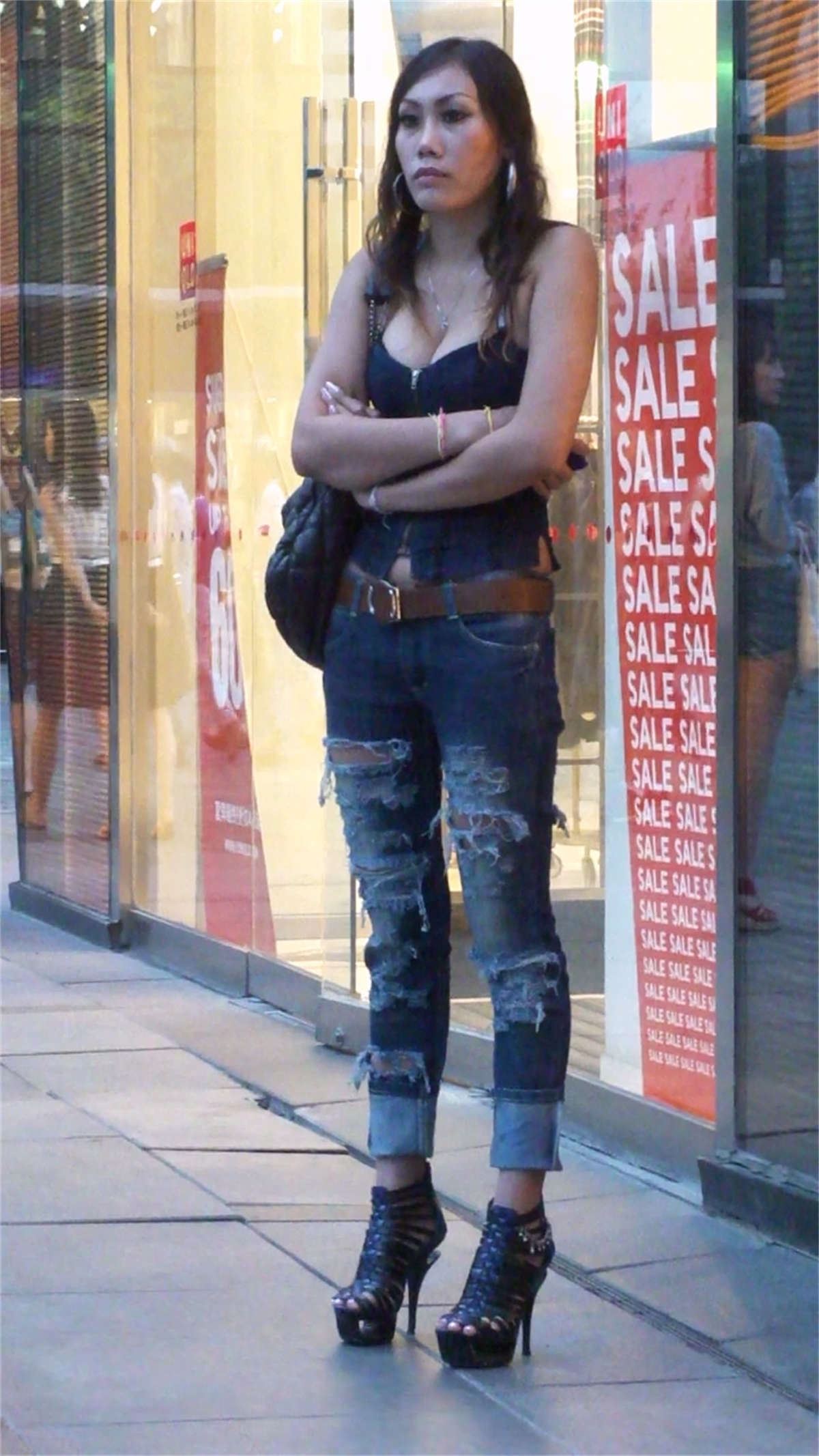 街拍爆乳牛仔紧身裤美女