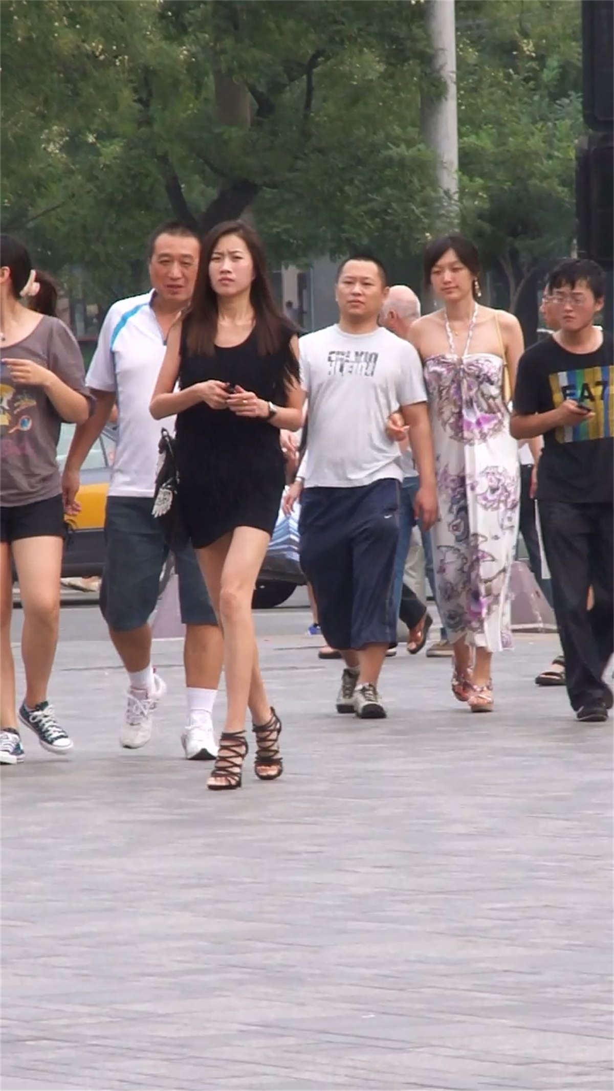 街拍超短包臀裙长腿美女