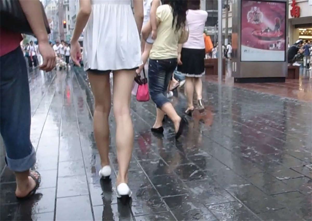 街头正拍小裙子少女 美腿露的很修长