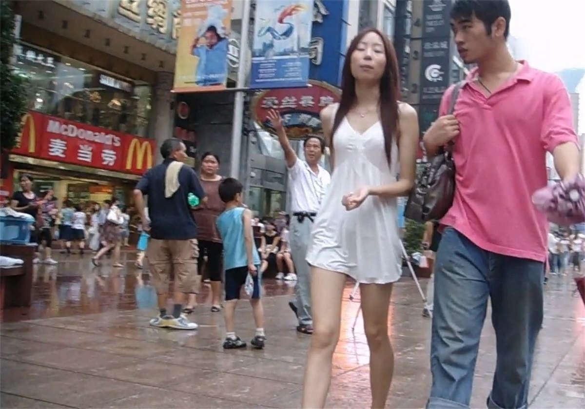 街头正拍小裙子少女 美腿露的很修长