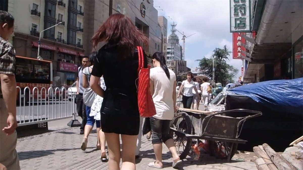 街头跟拍性感白腿MM