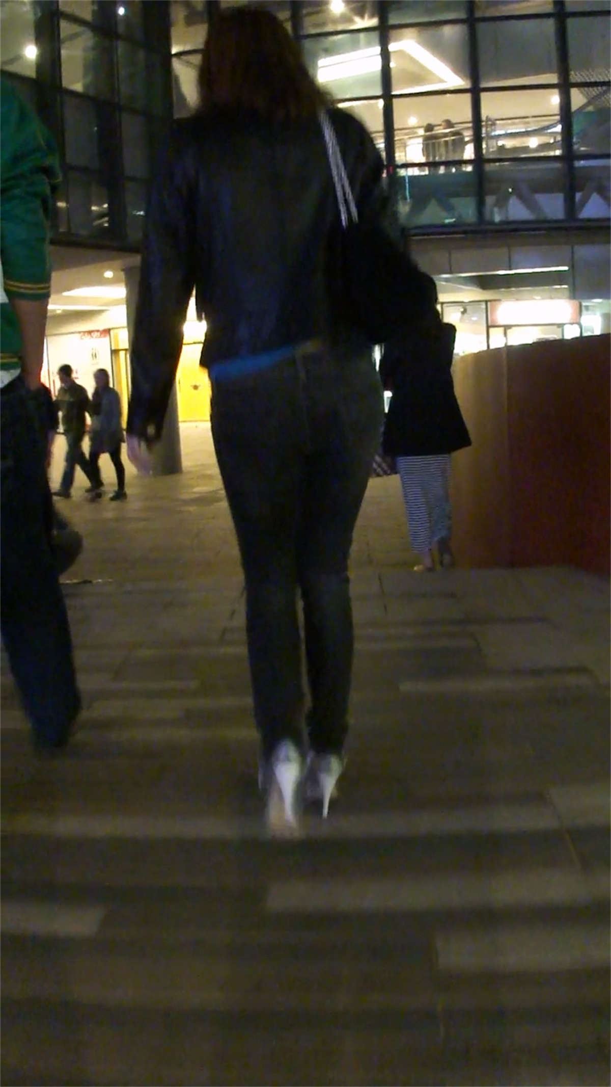 紧牛MM胸前的事业线很迷人