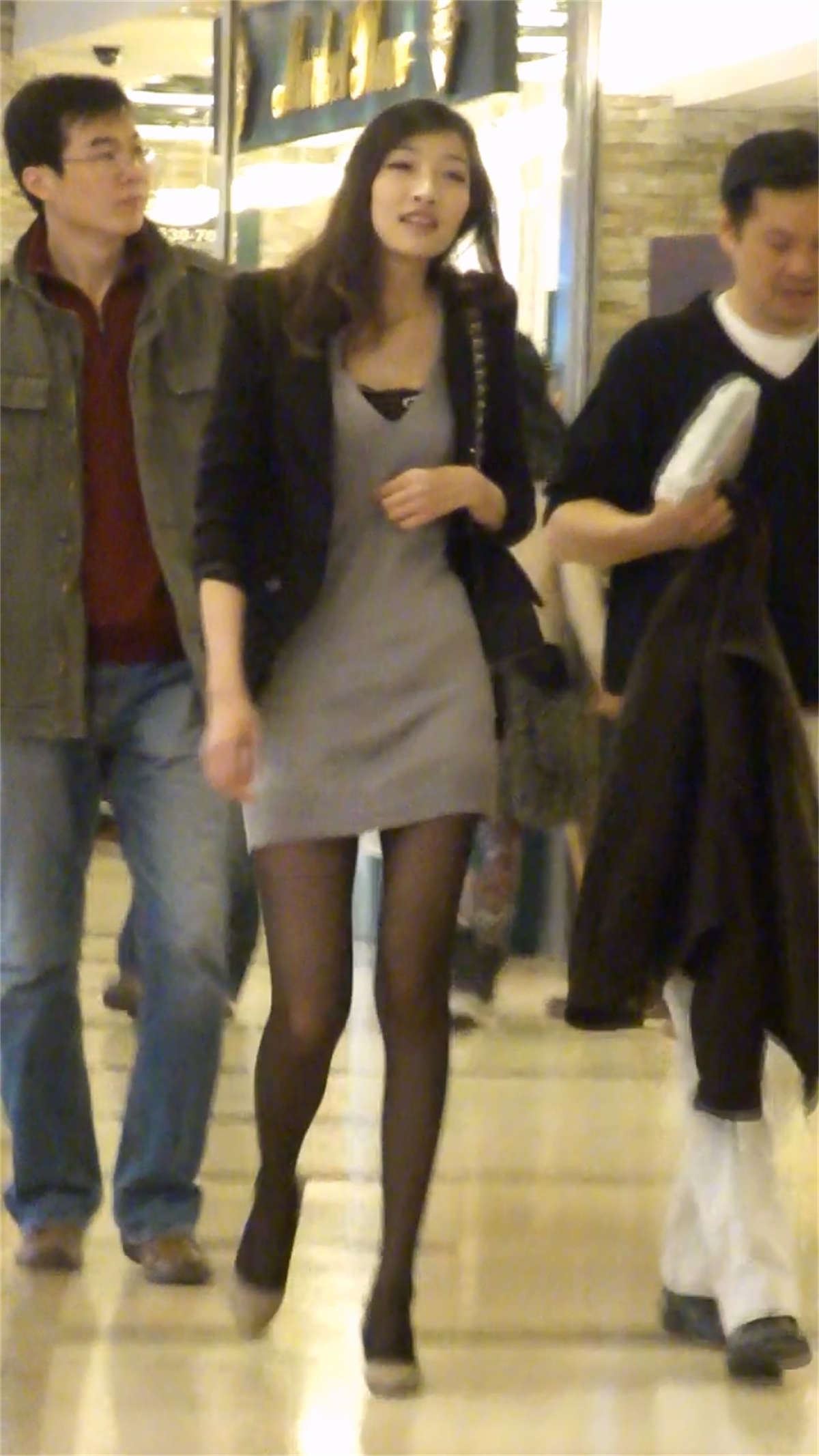 紧身包臀裙黑丝美女,身材极佳