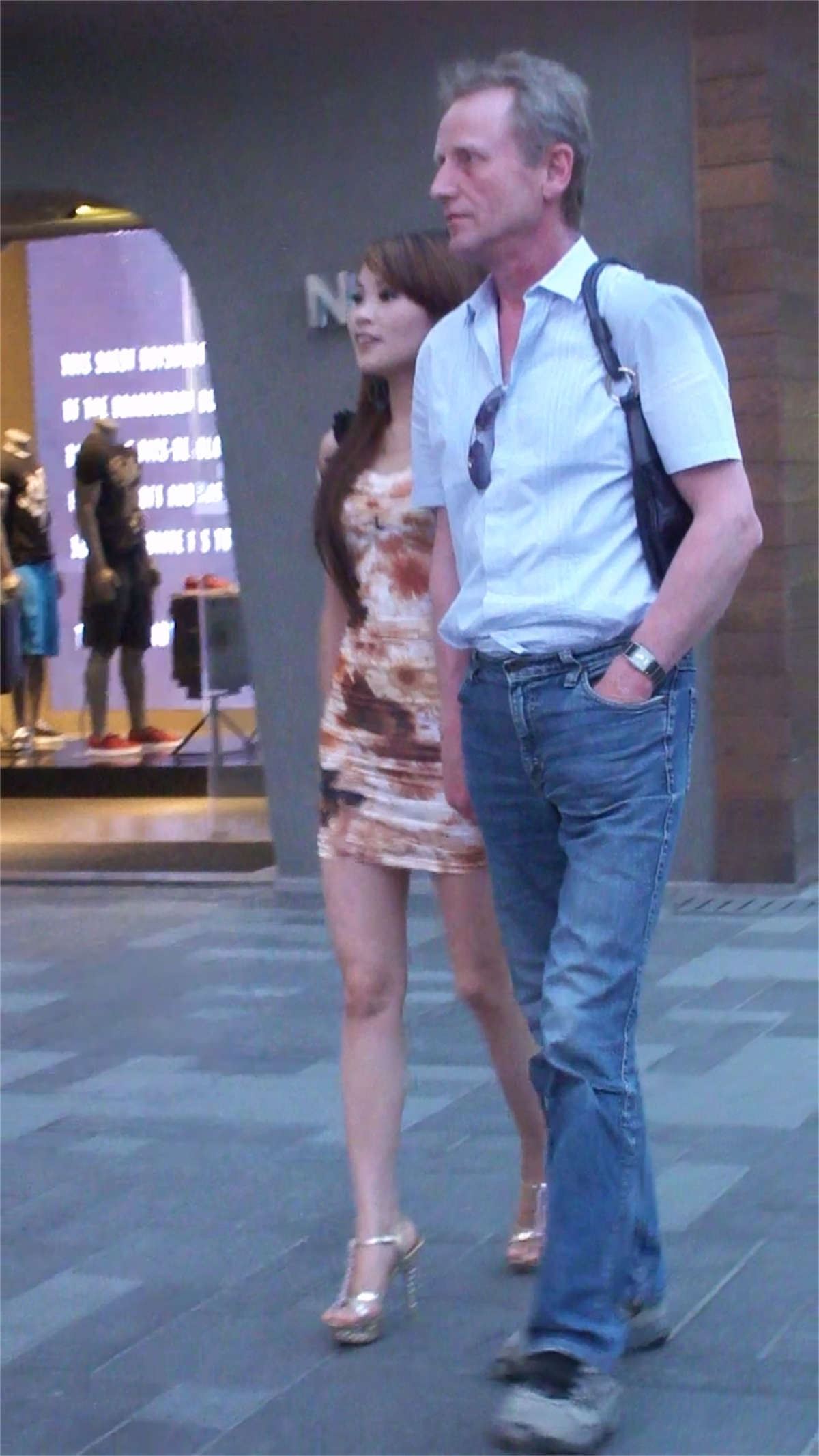 美腿翘臀包臀裙美女