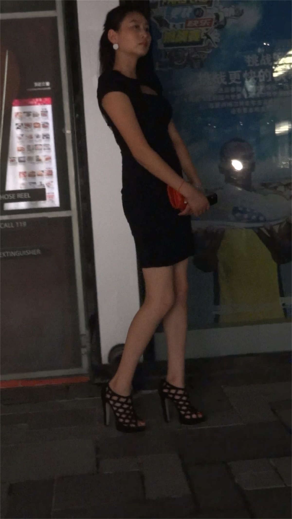 气质美少妇露背短裙