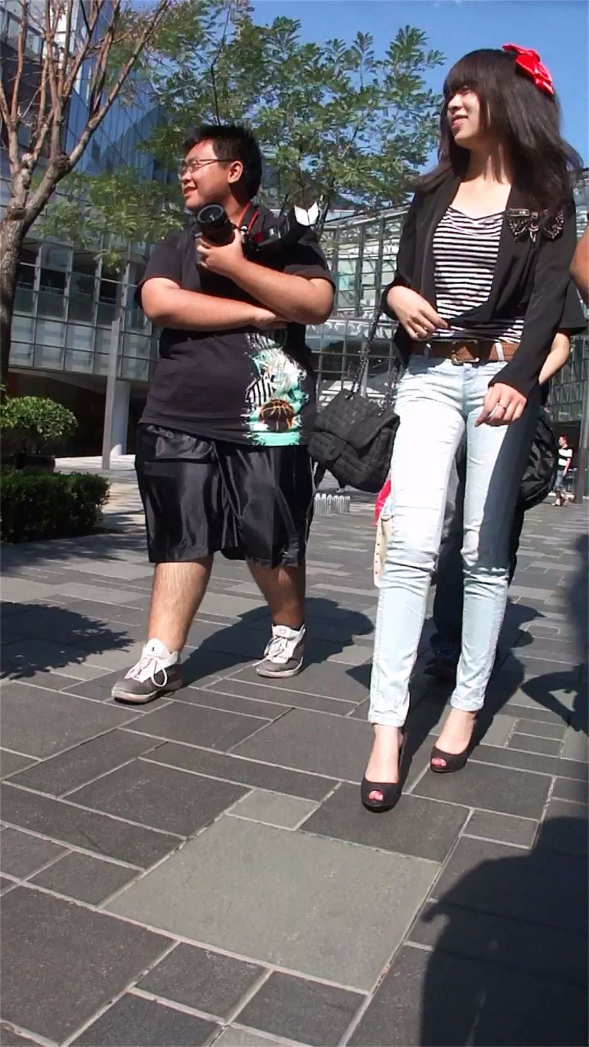 青春靓丽的紧身牛仔裤长腿美眉