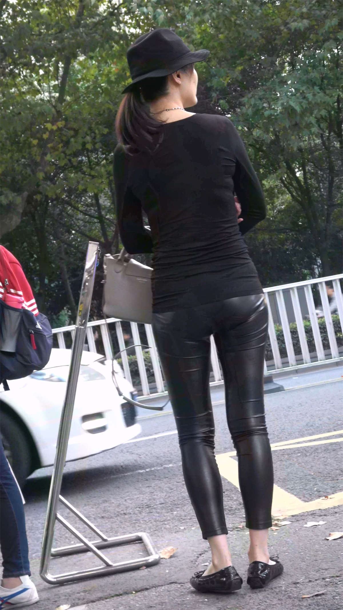 黑T恤紧身皮裤苗条美女