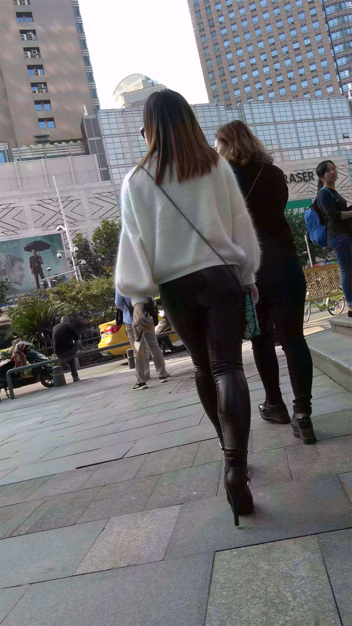 黑色皮裤白色毛衣美女