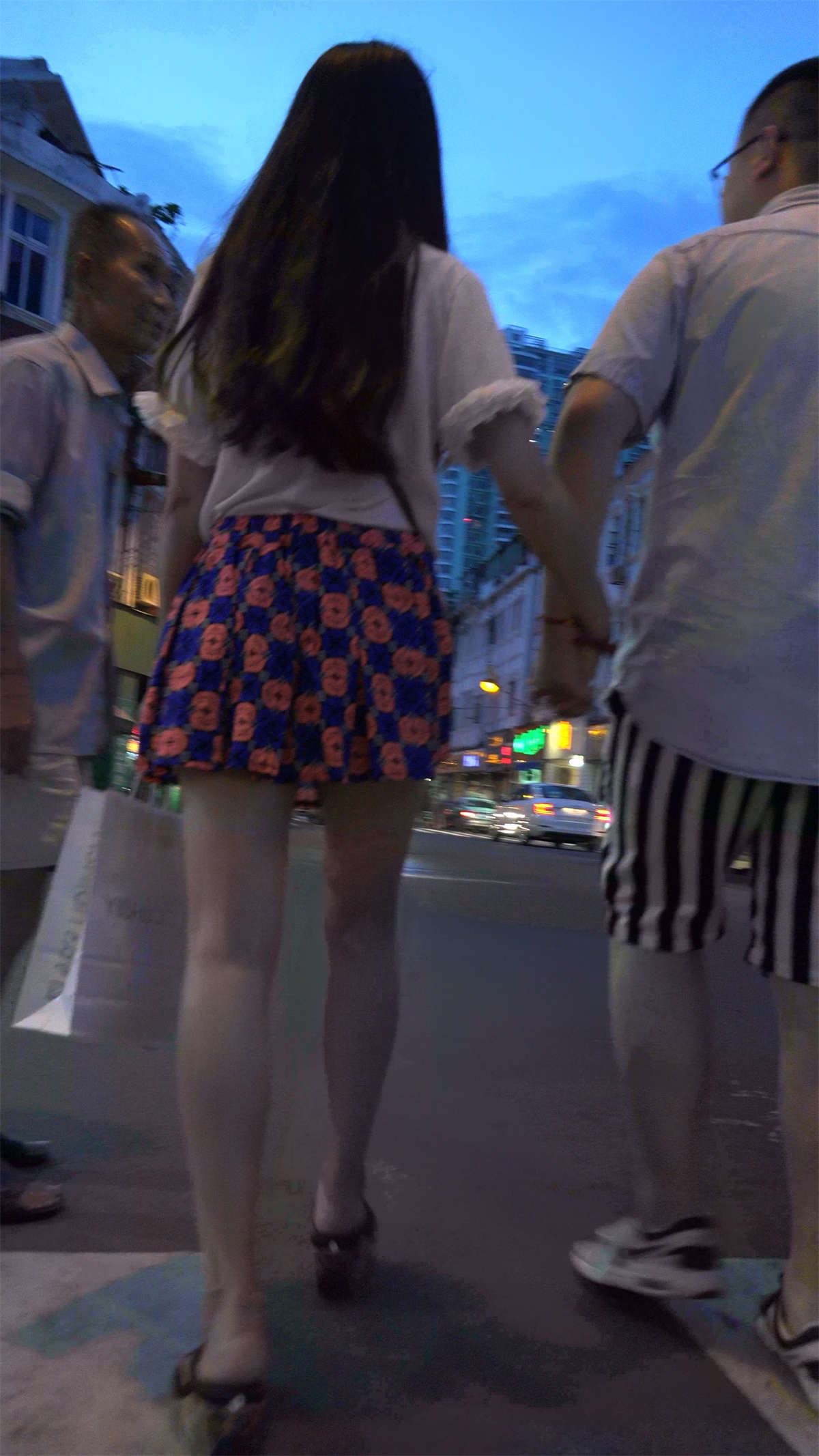 碎花连衣裙美腿美女
