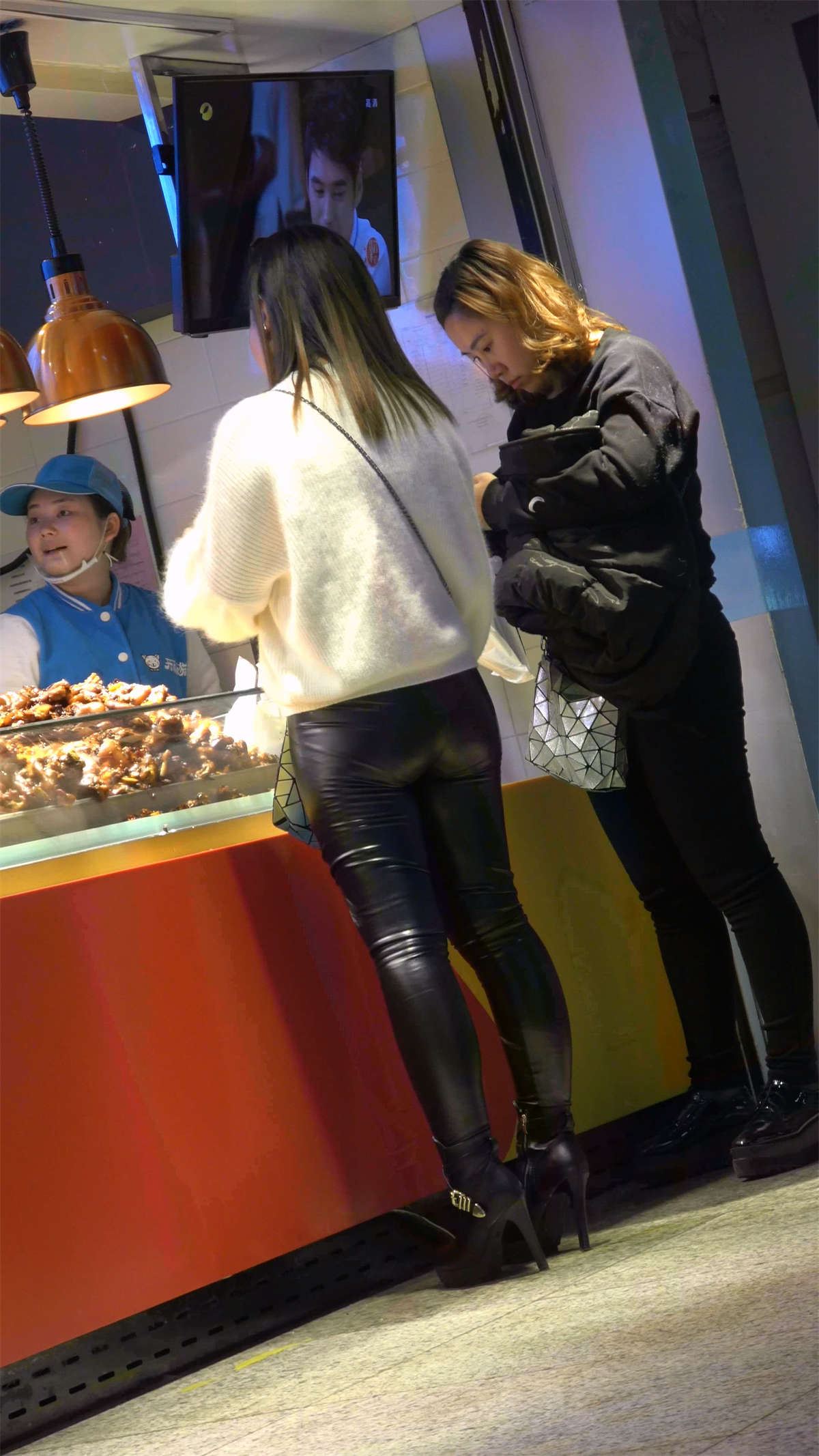 黑色皮裤白色毛衣美女