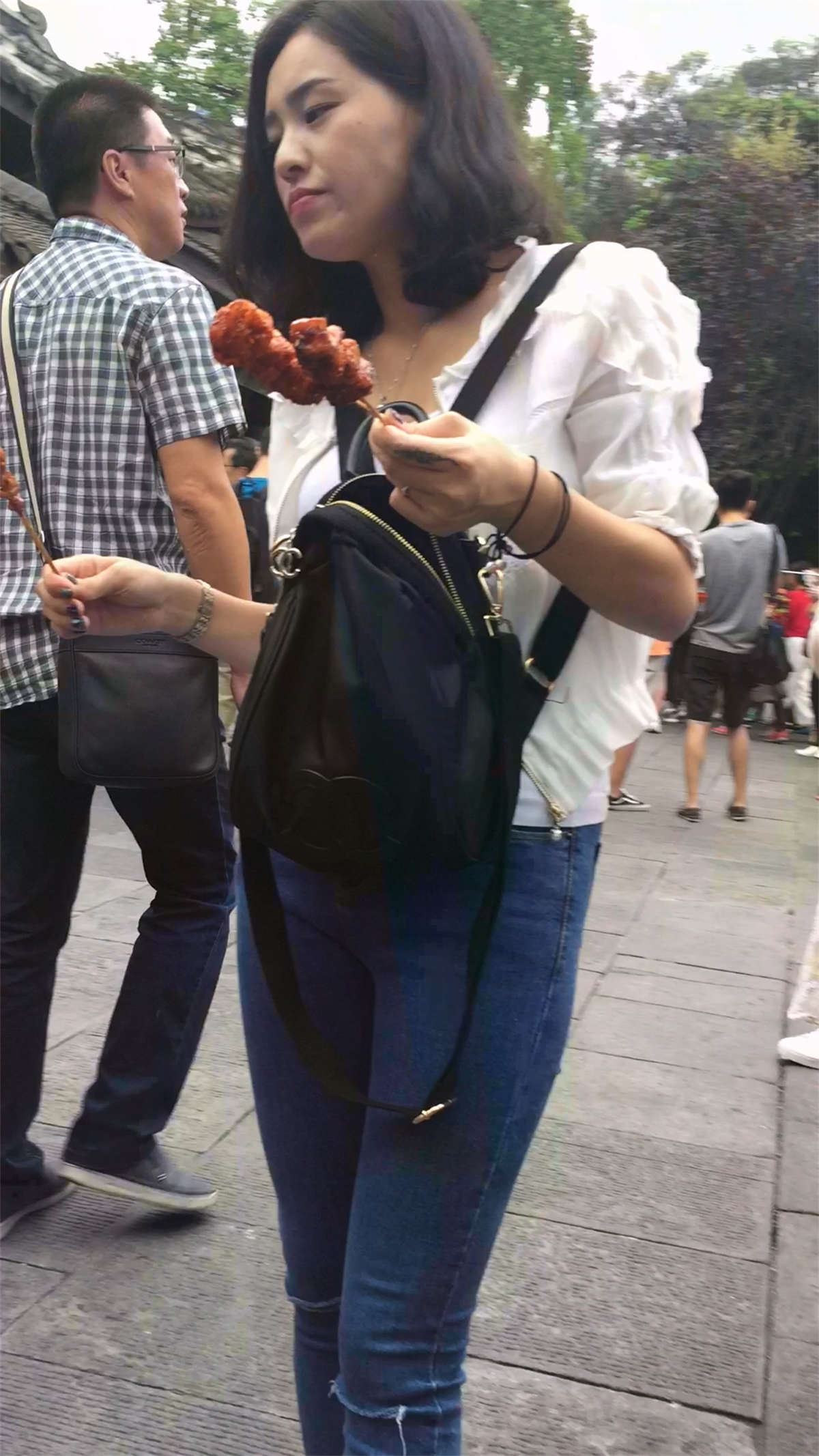 白衬衫紧身蓝牛美女路边撸串