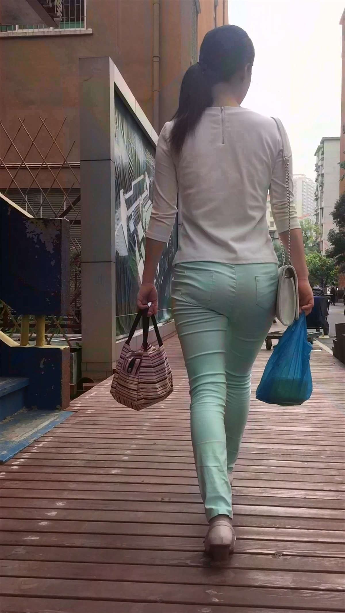 白T恤紧身裤马尾辫韵味美少妇