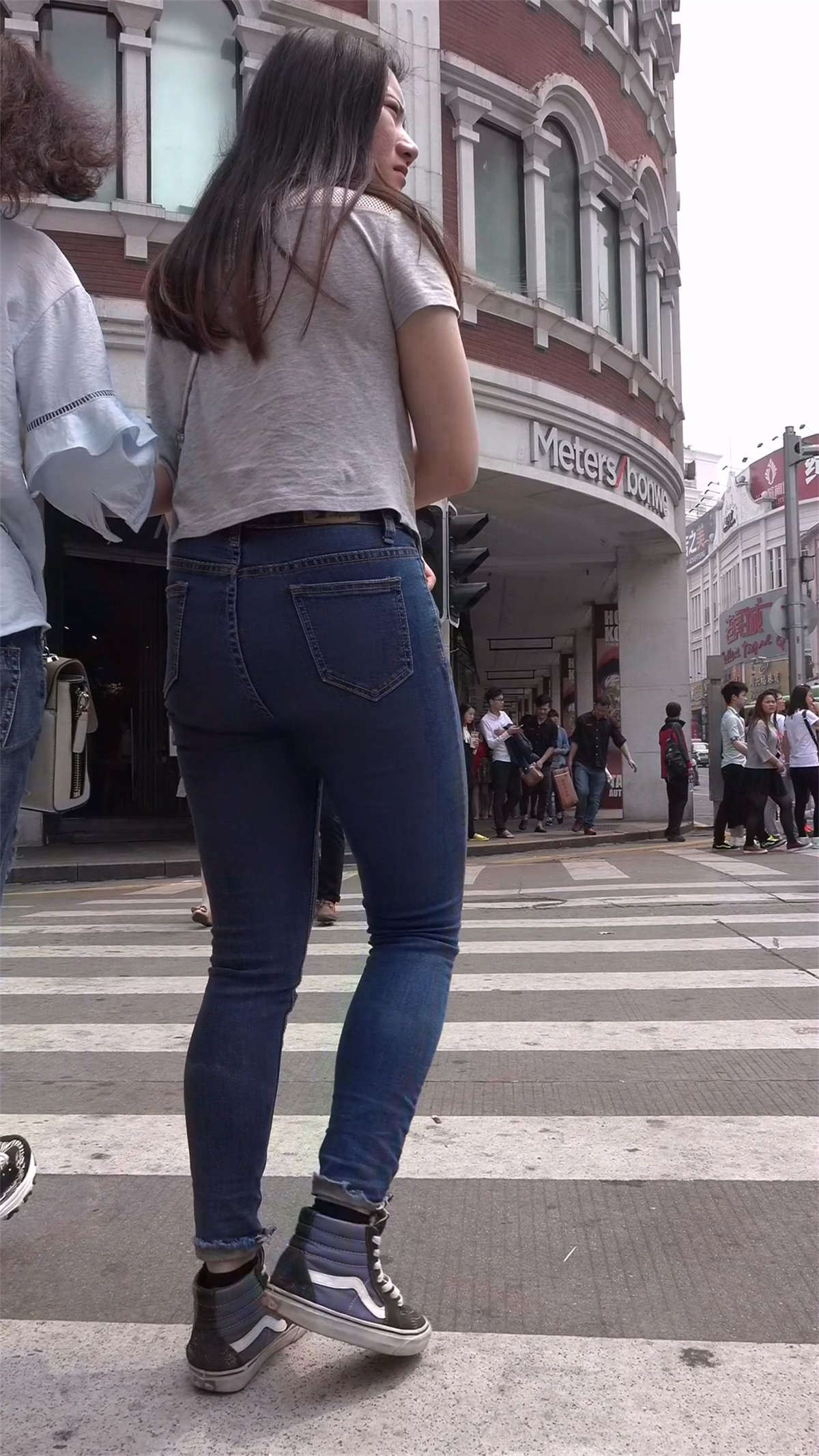 超紧身蓝色牛仔裤性感小姐姐