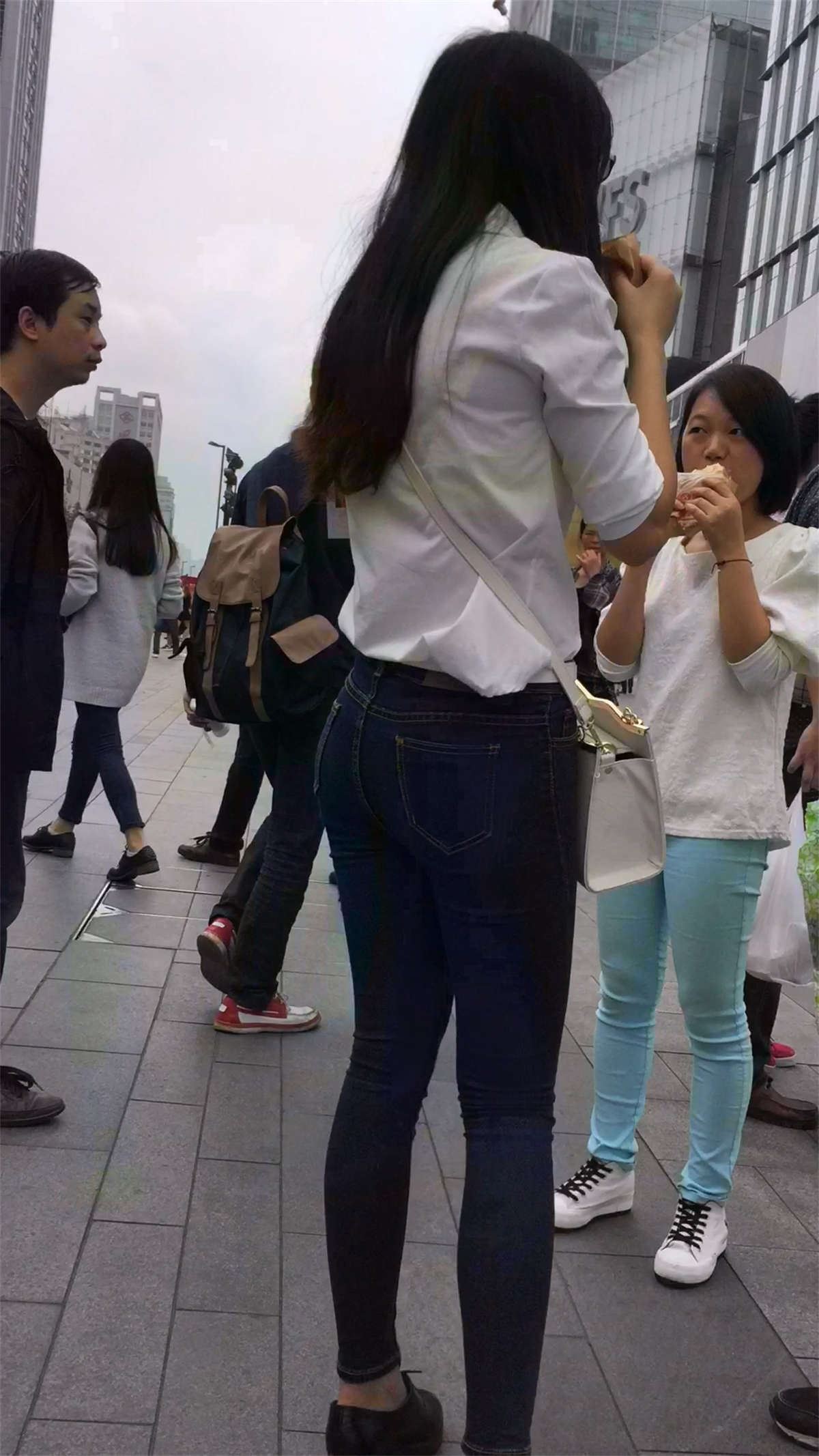 白衬衫紧身蓝牛气质美女