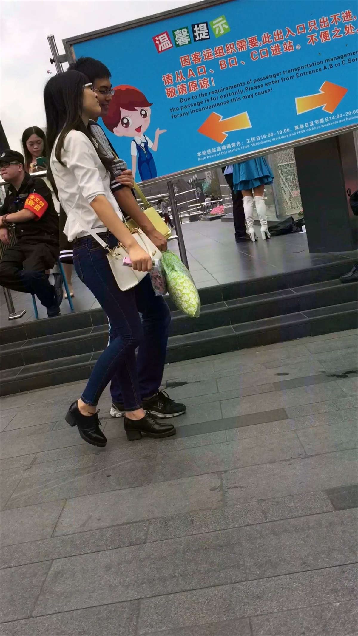 白衬衫紧身蓝牛气质美女