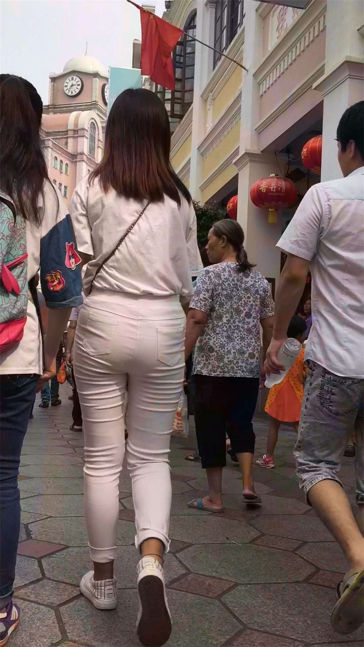 紧身白裤圆臀美少女