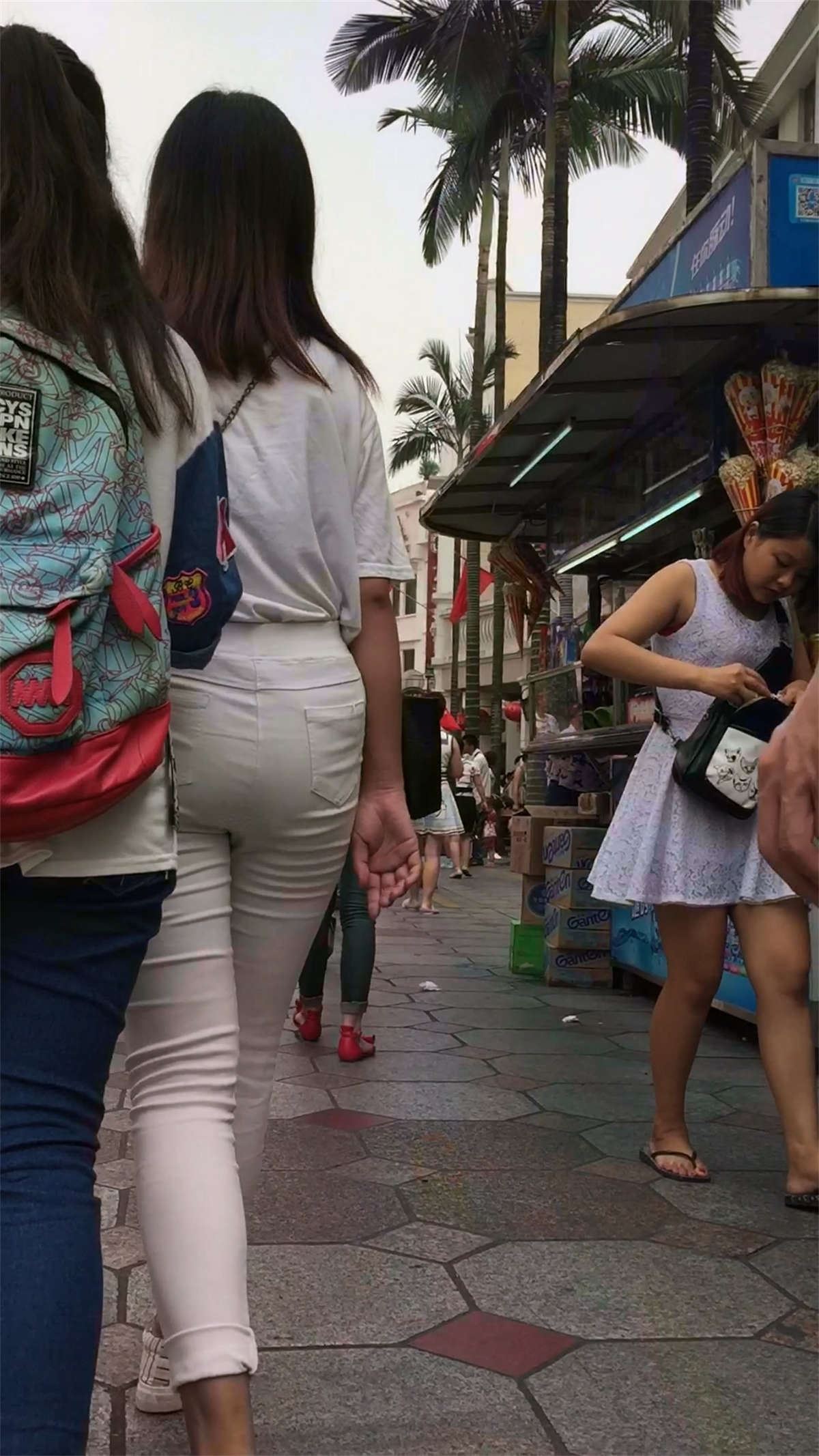 紧身白裤圆臀美少女