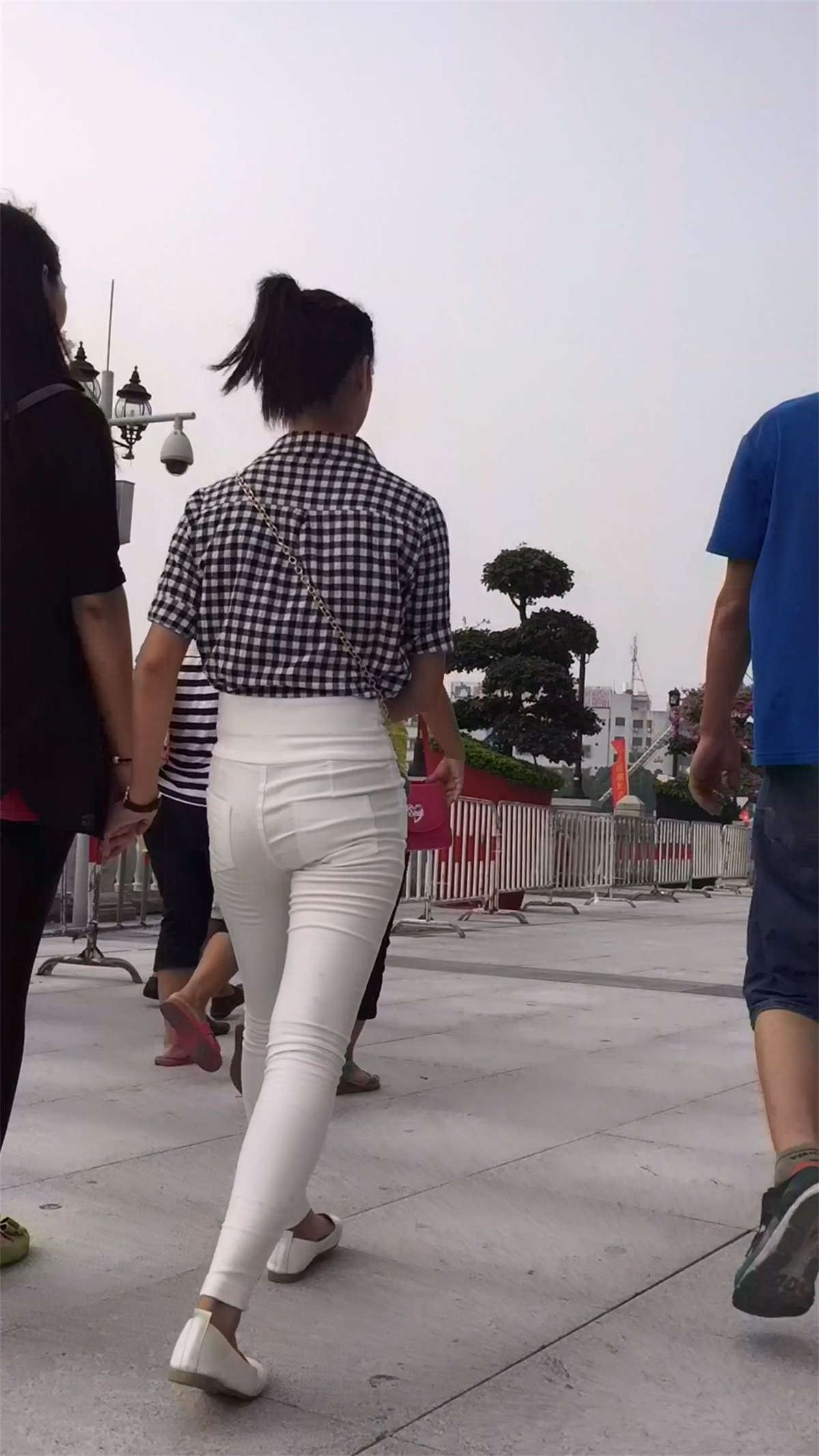 美臀紧身白裤性感小美女