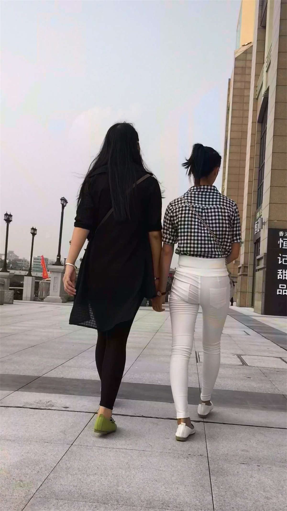 美臀紧身白裤性感小美女