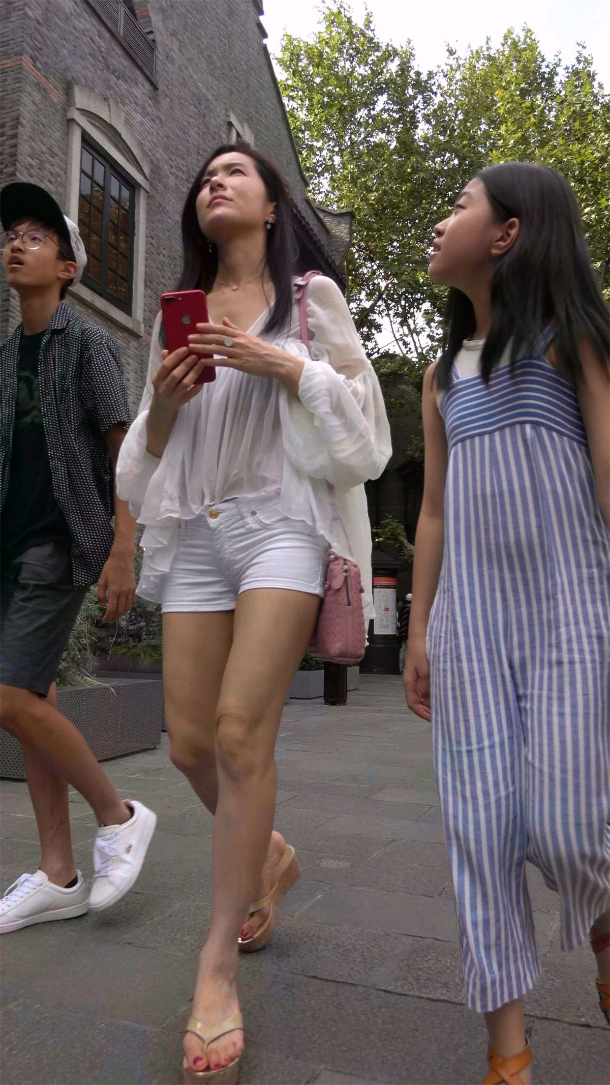 美腿热裤白衣美女姐姐