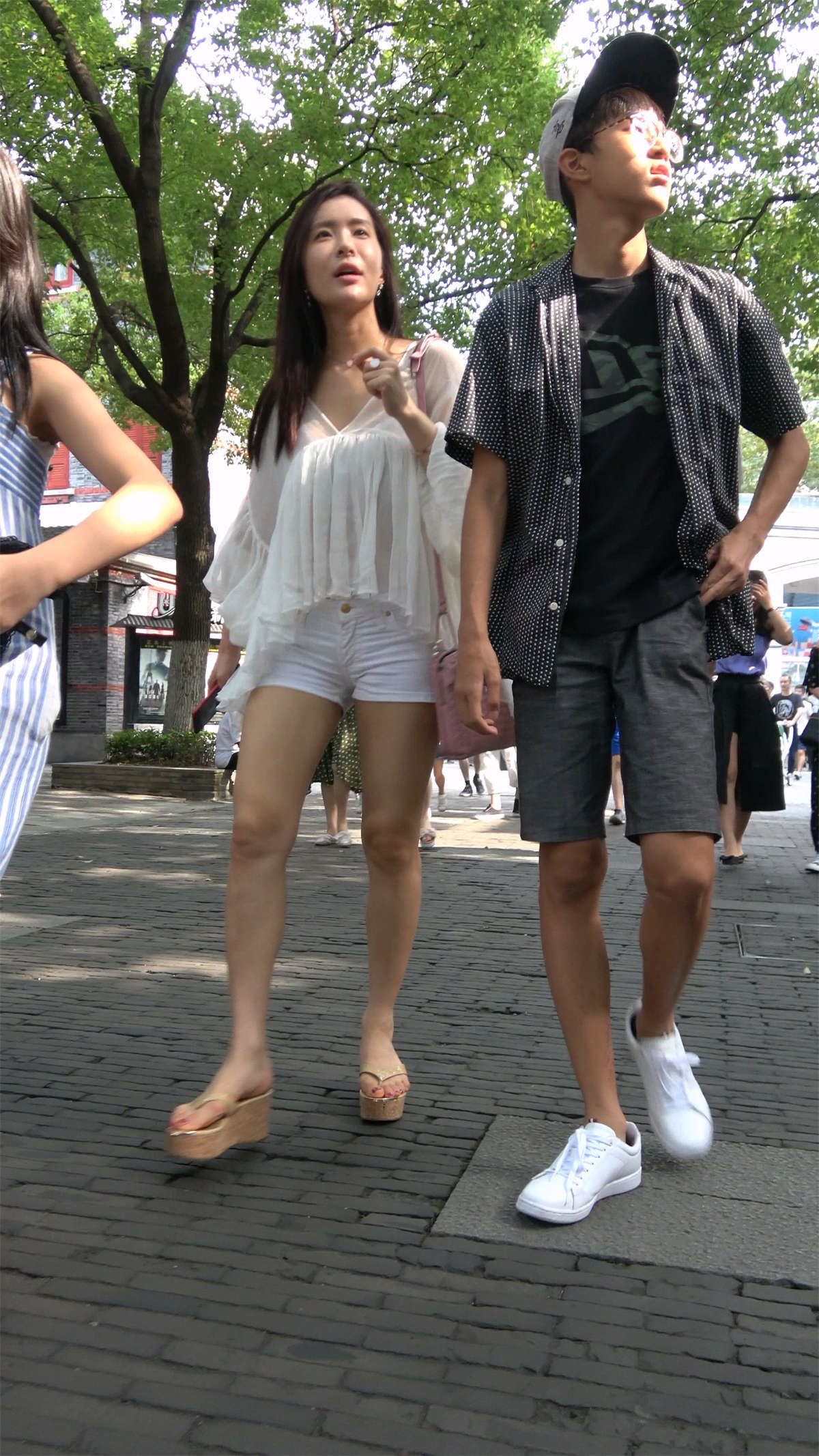 美腿热裤白衣美女姐姐