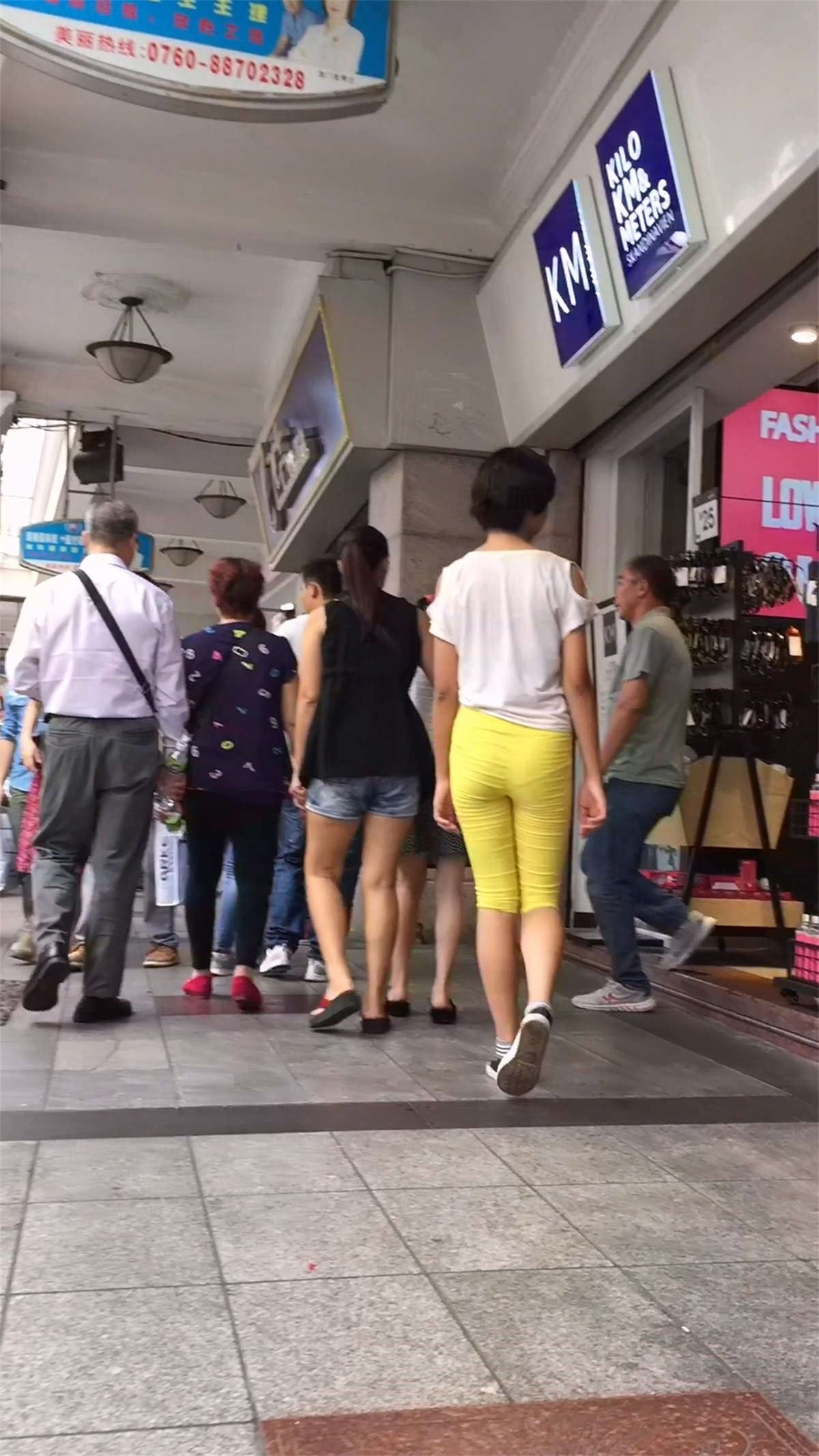 白T恤黄色超级紧身裤好身材美女