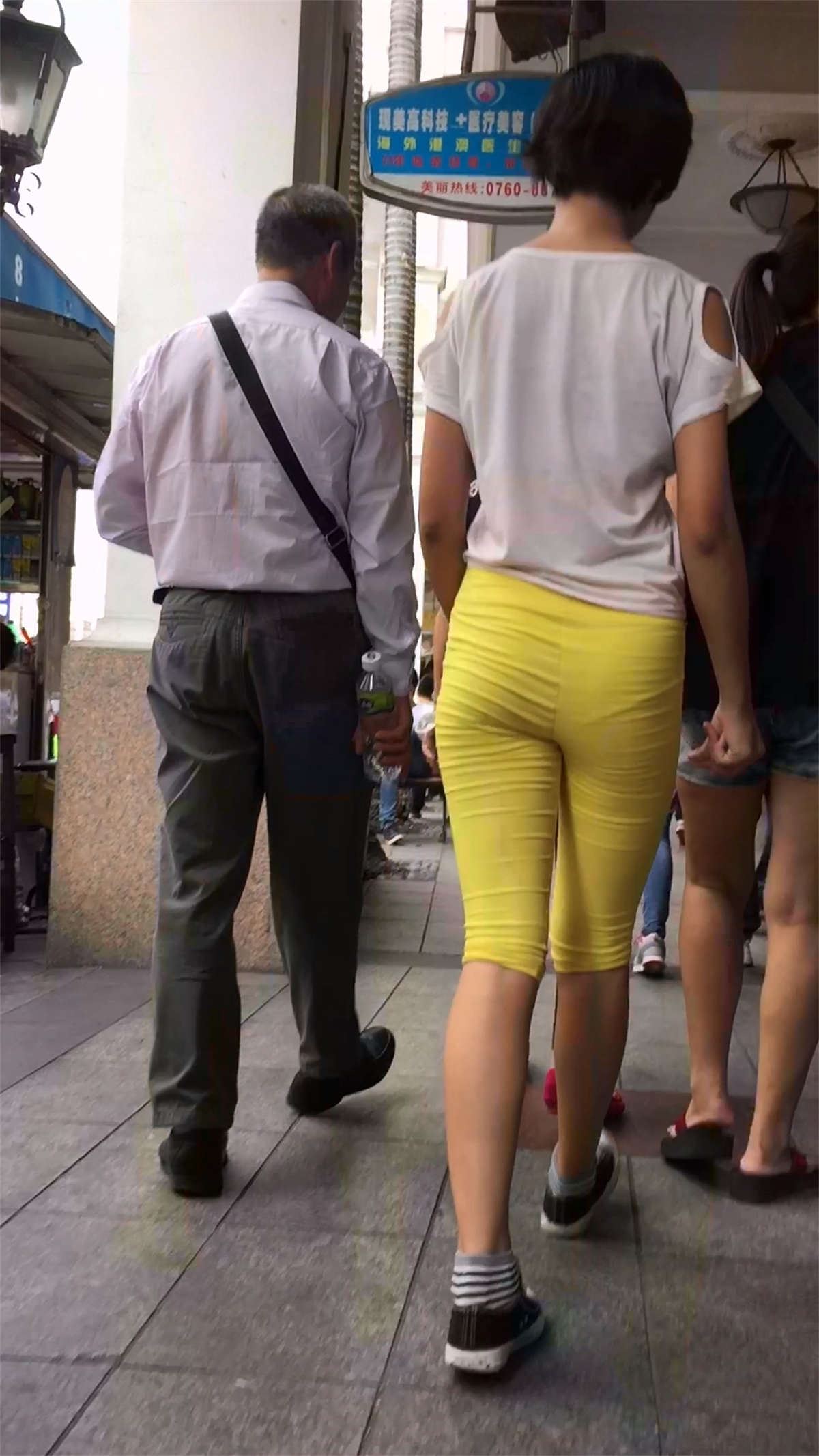 白T恤黄色超级紧身裤好身材美女