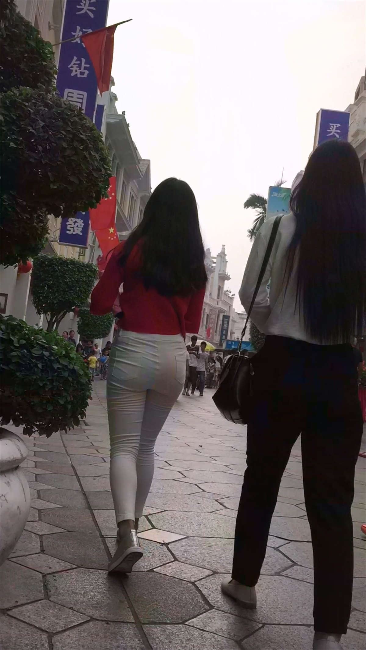 红衣紧身白裤翘臀极品美臀
