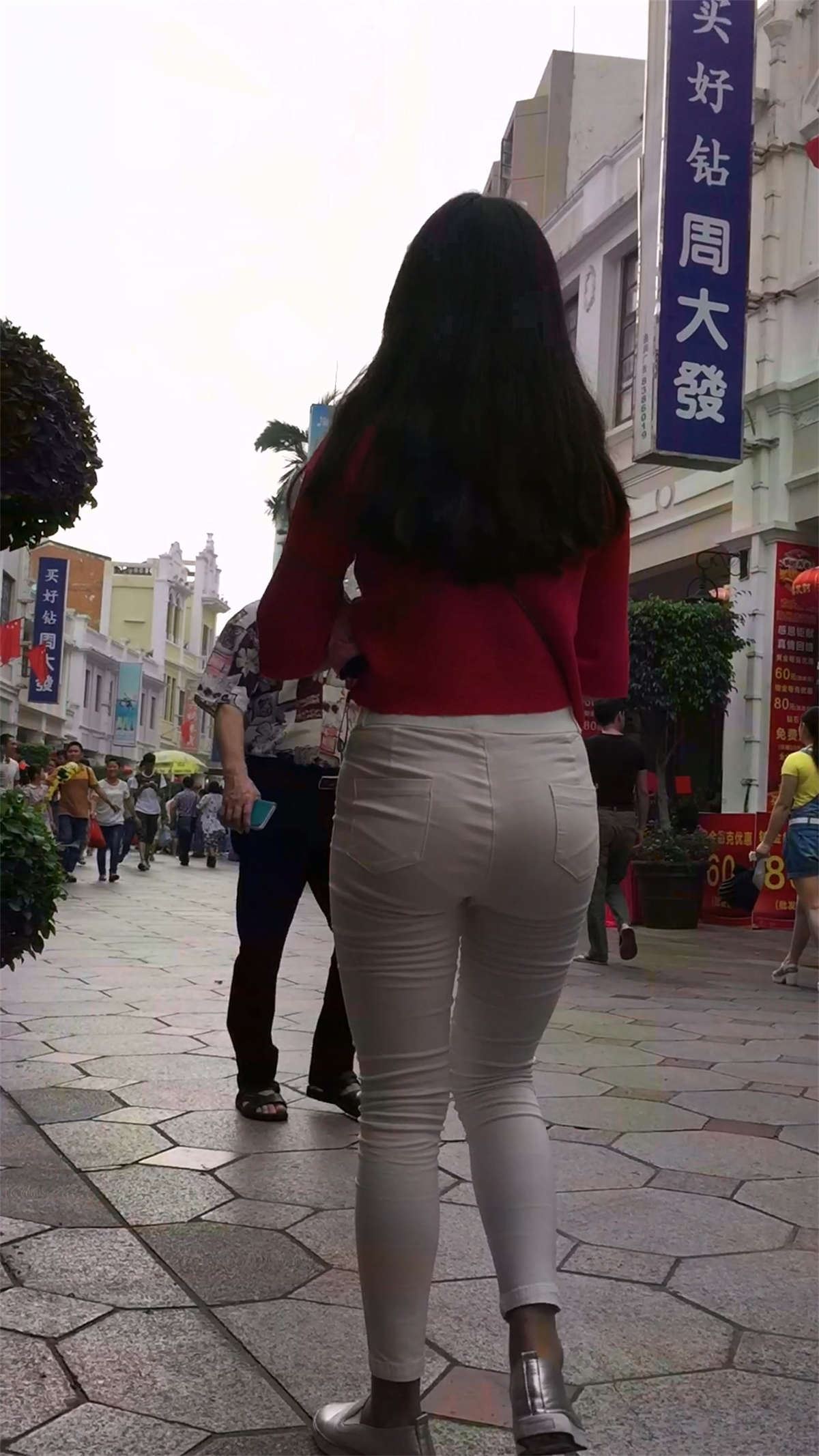红衣紧身白裤翘臀极品美臀