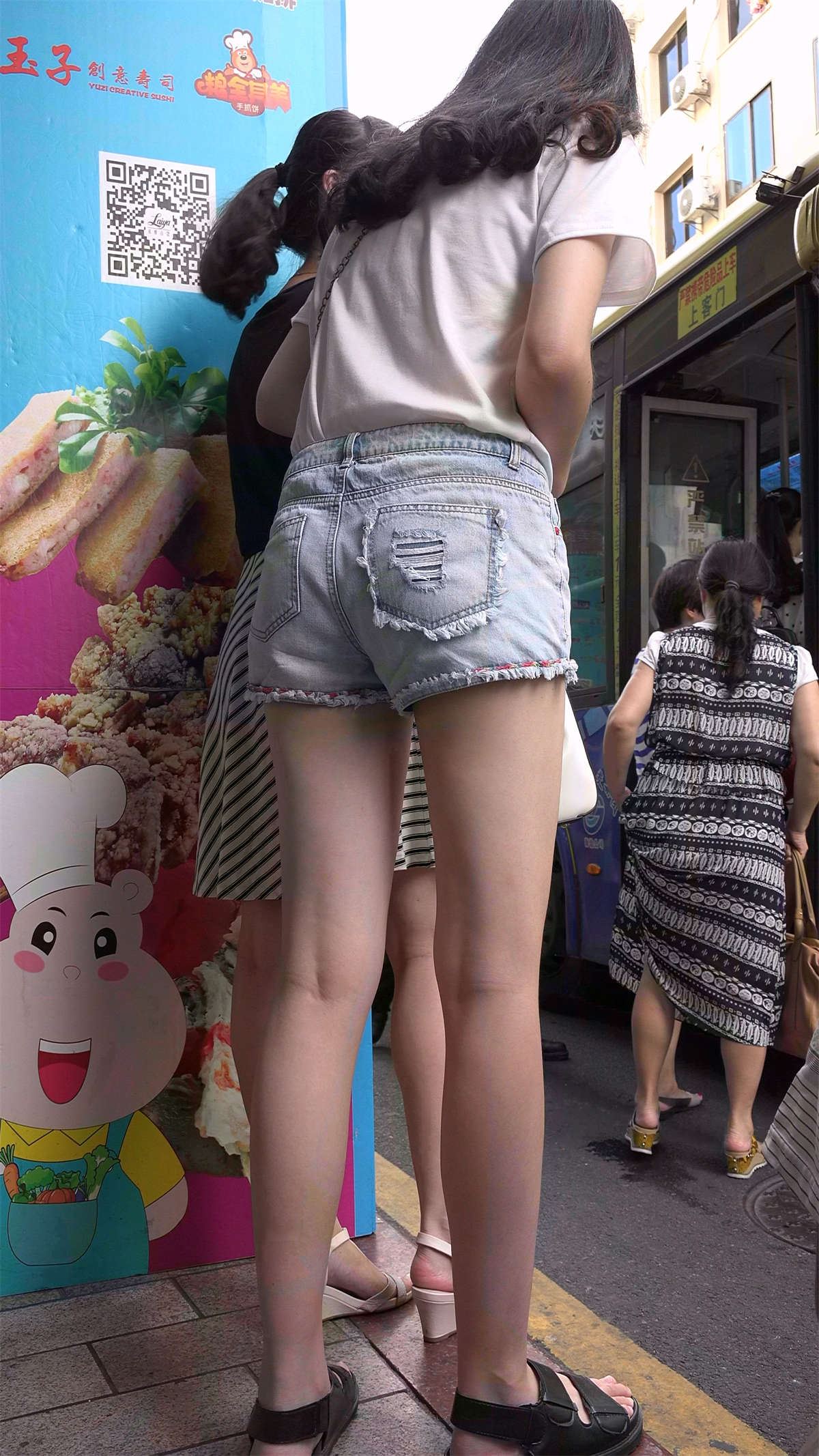 性感超短牛仔裤美眉