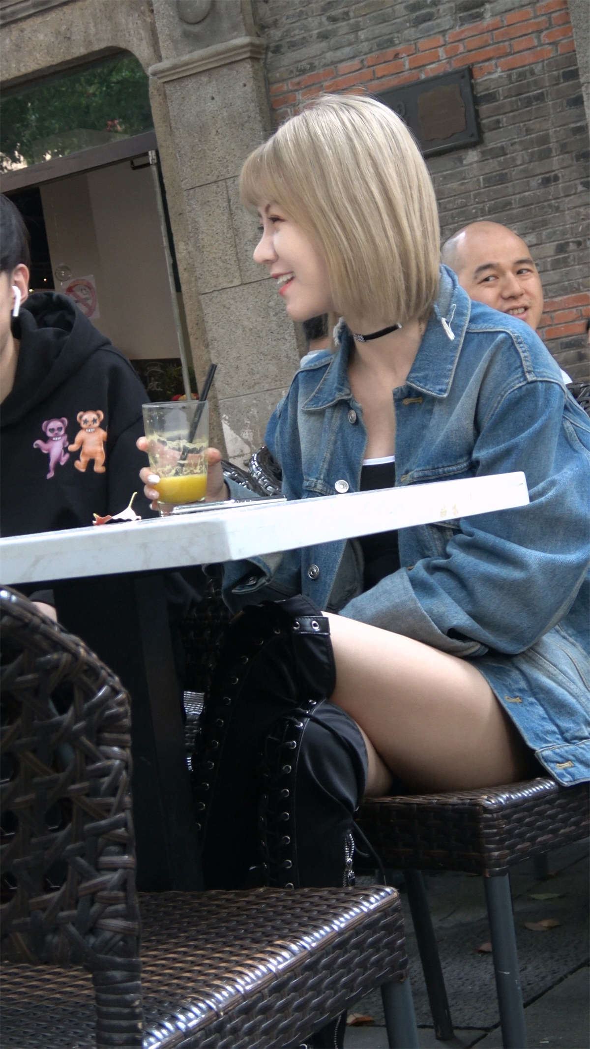 牛仔美腿黄发小妹