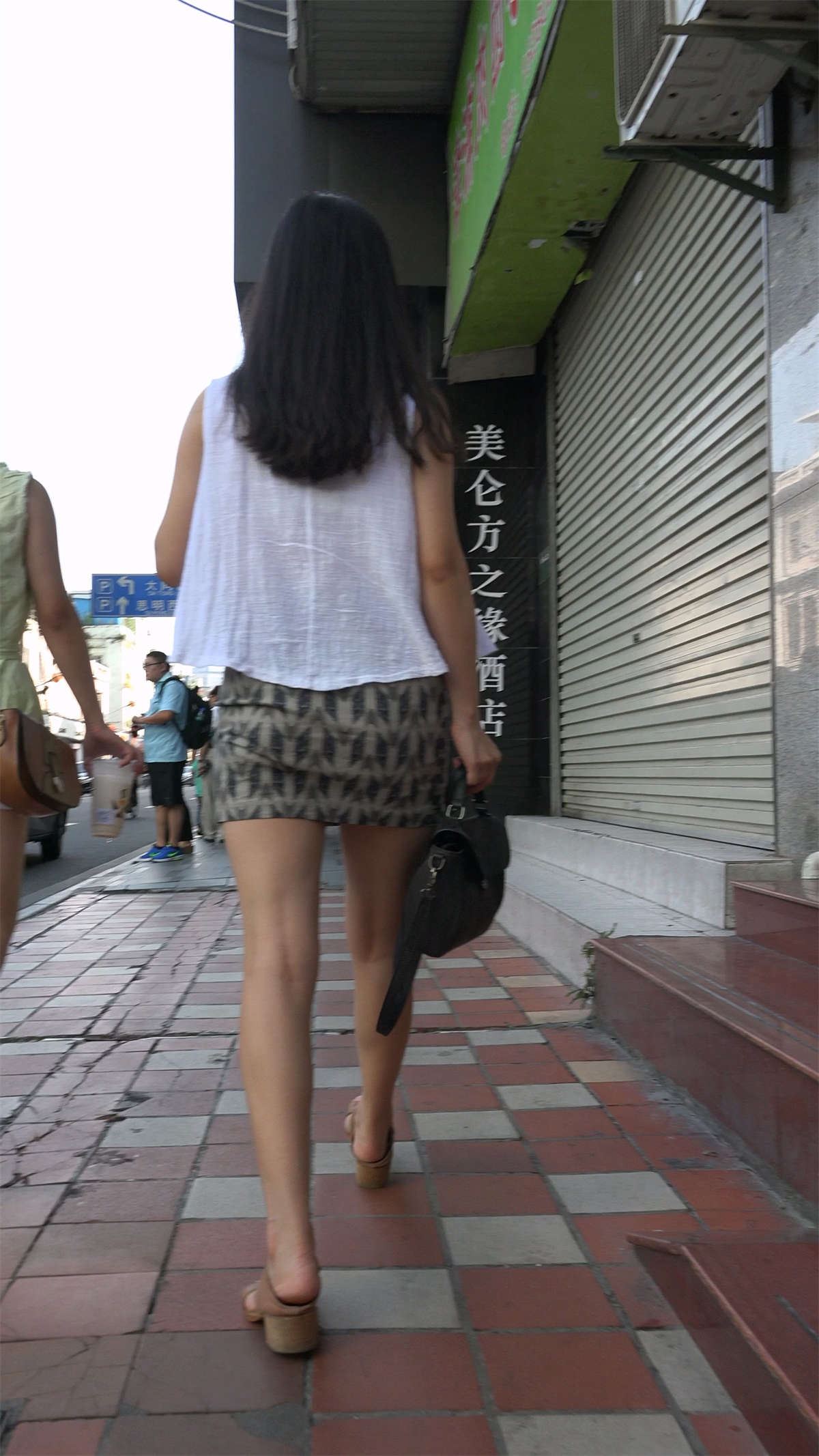 豹纹超短裙性感美女
