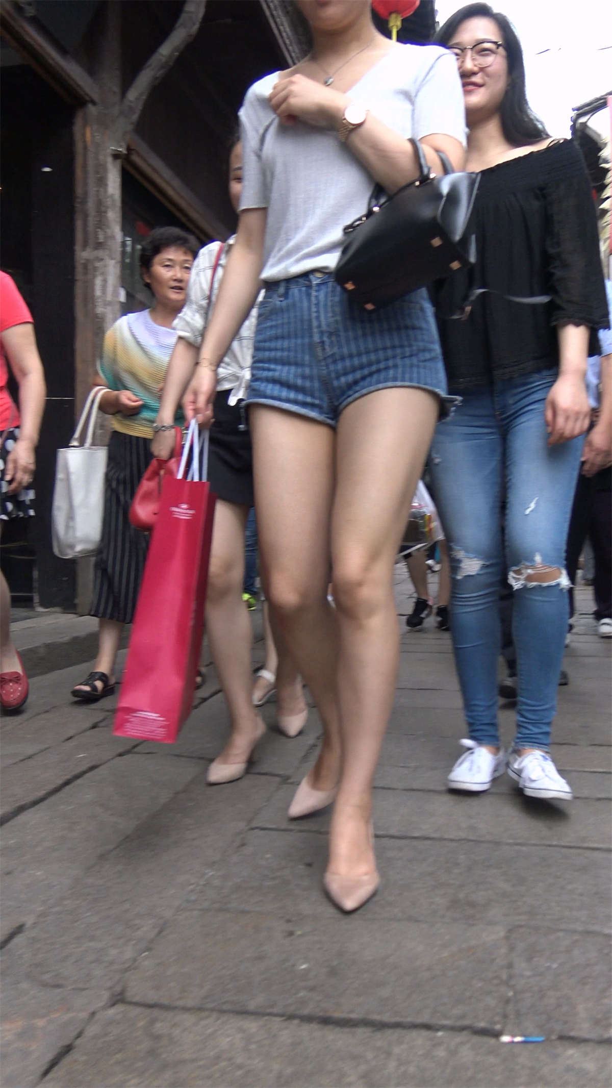 紧身牛仔帆布鞋白腿热裤美女