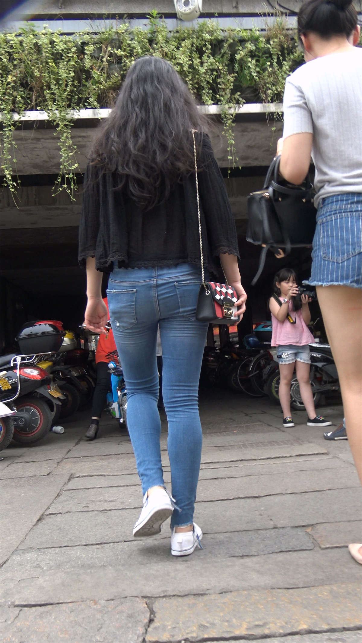 紧身牛仔帆布鞋白腿热裤美女