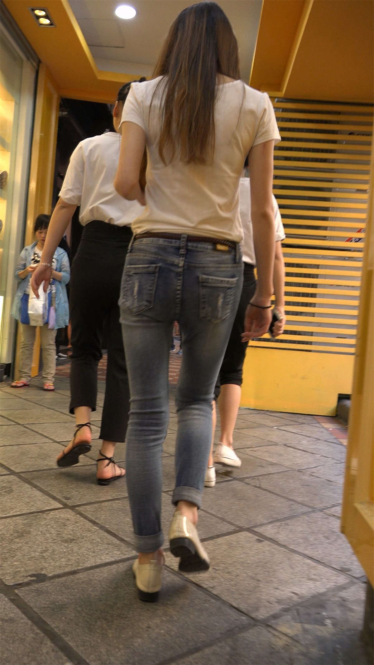 等公交的极品紧身蓝牛美女