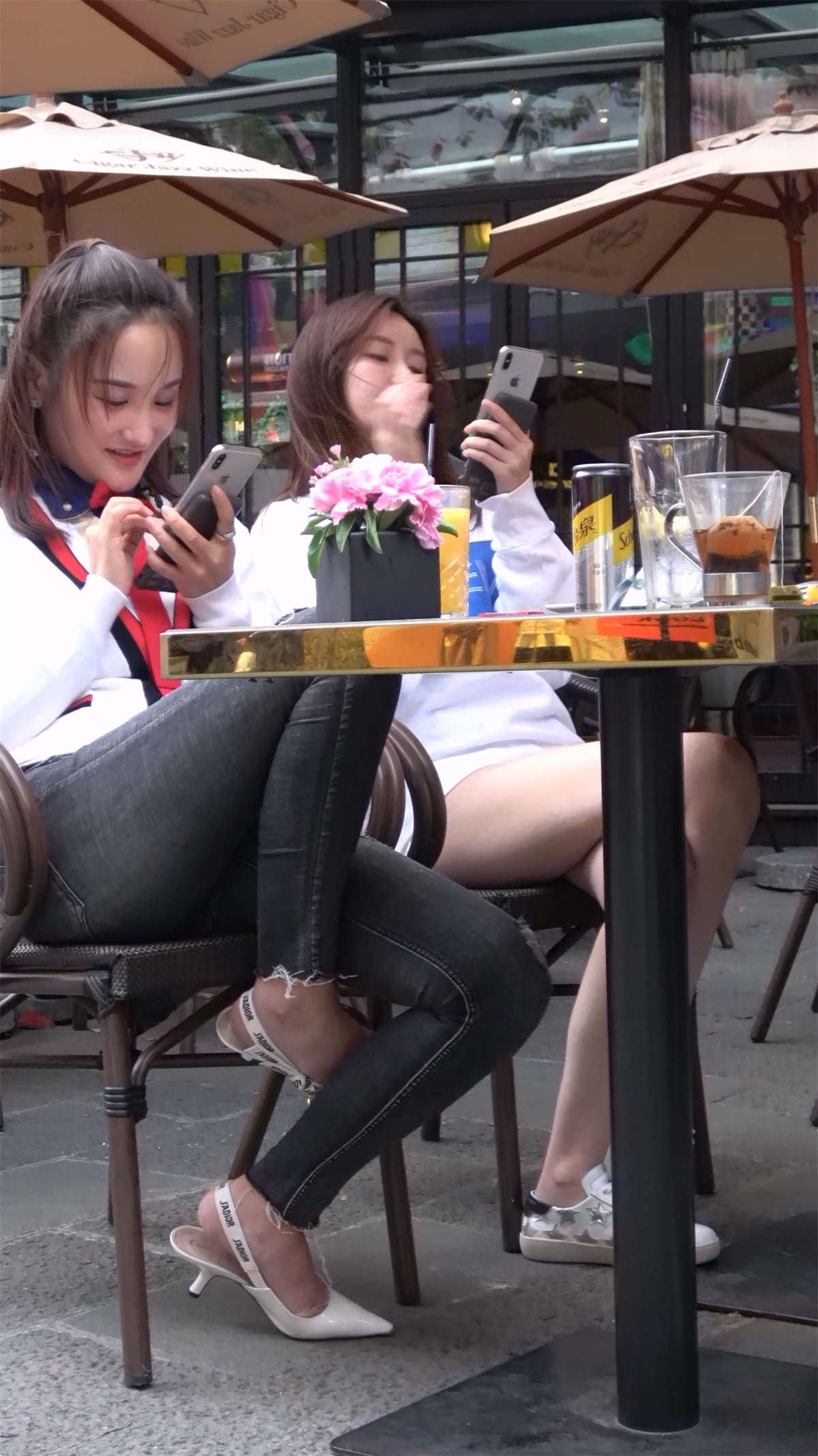 超高颜值牛仔裤高跟鞋美女