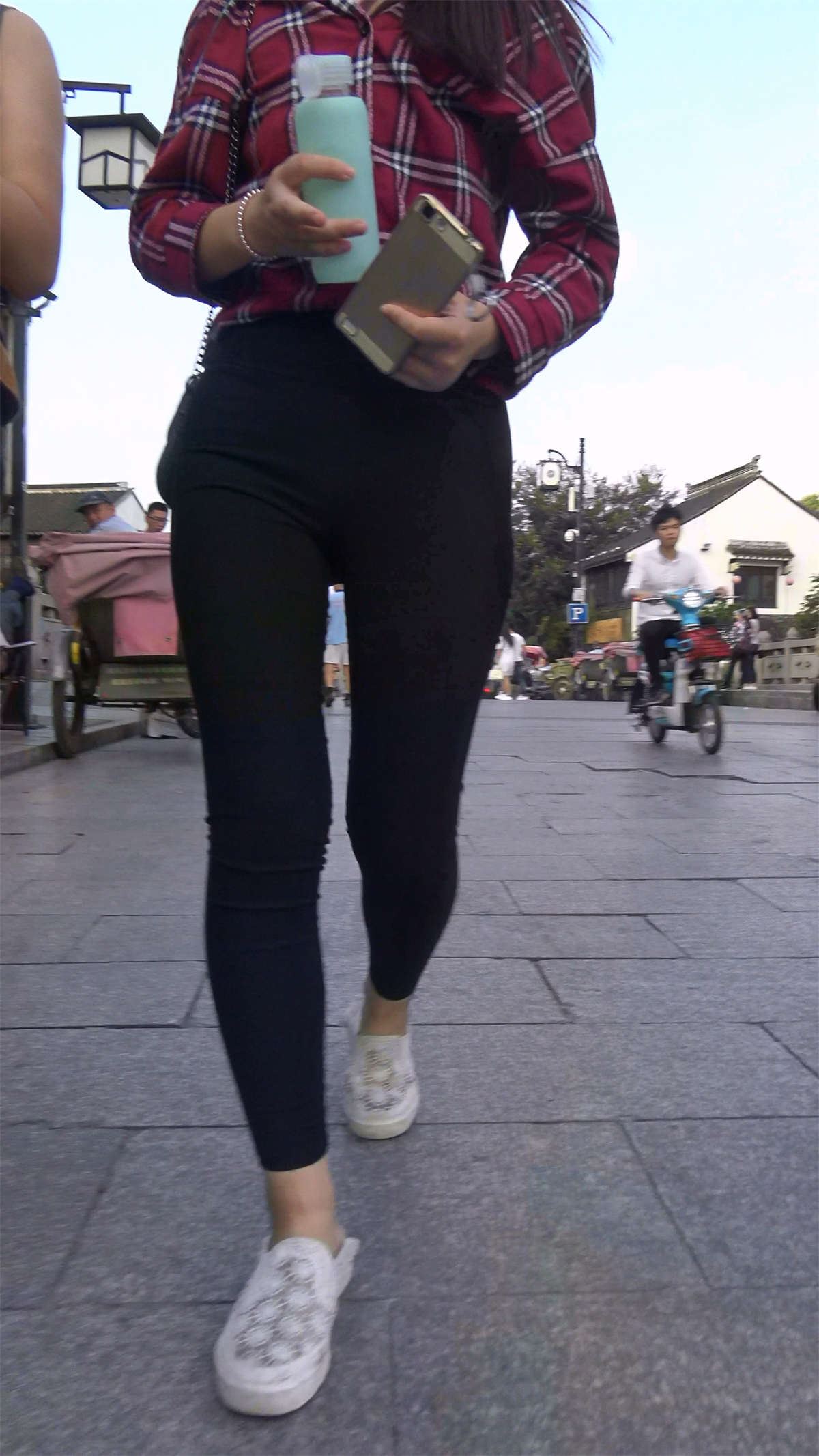 翘臀三姐妹有说有笑走了一路