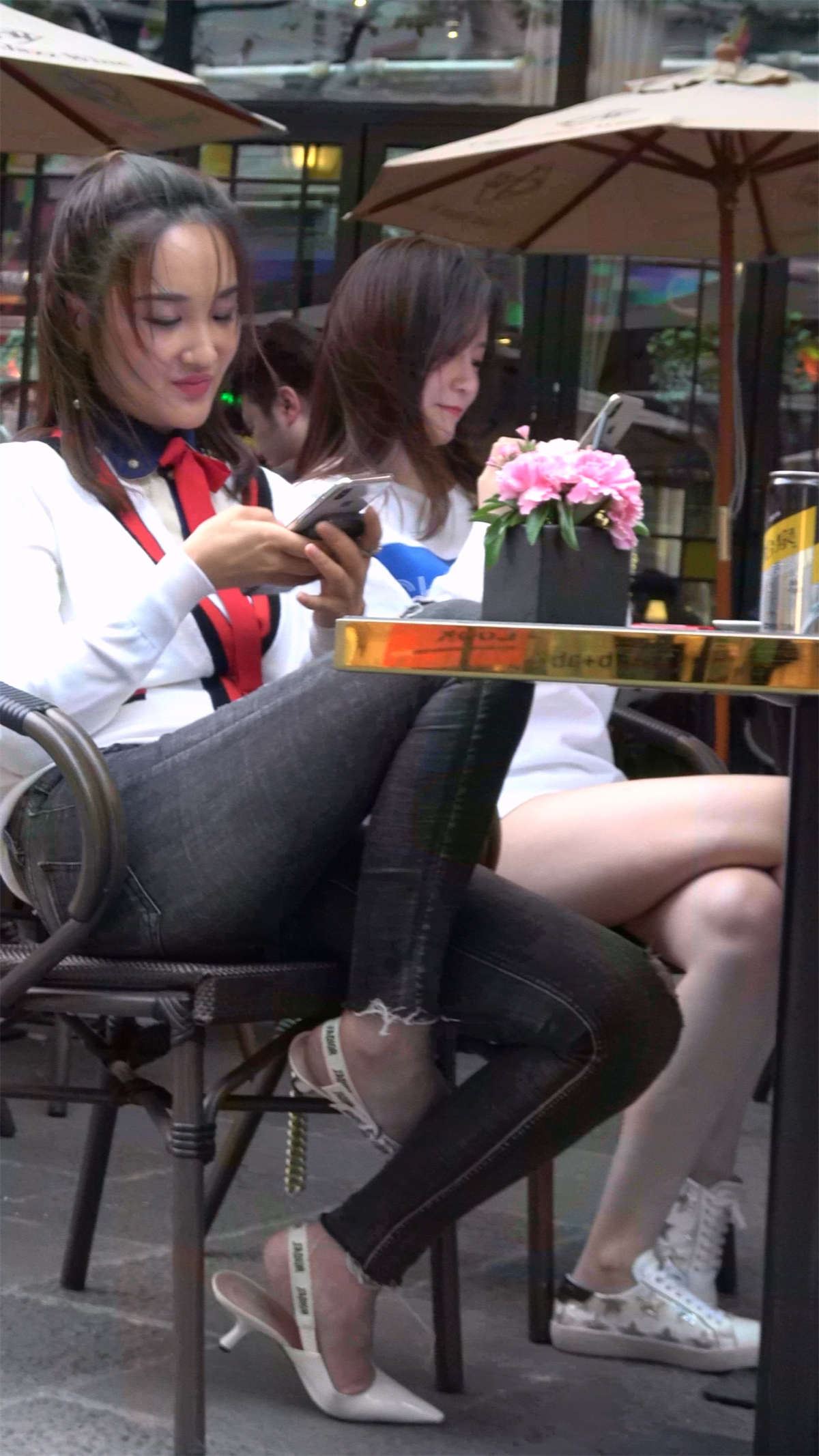 超高颜值牛仔裤高跟鞋美女