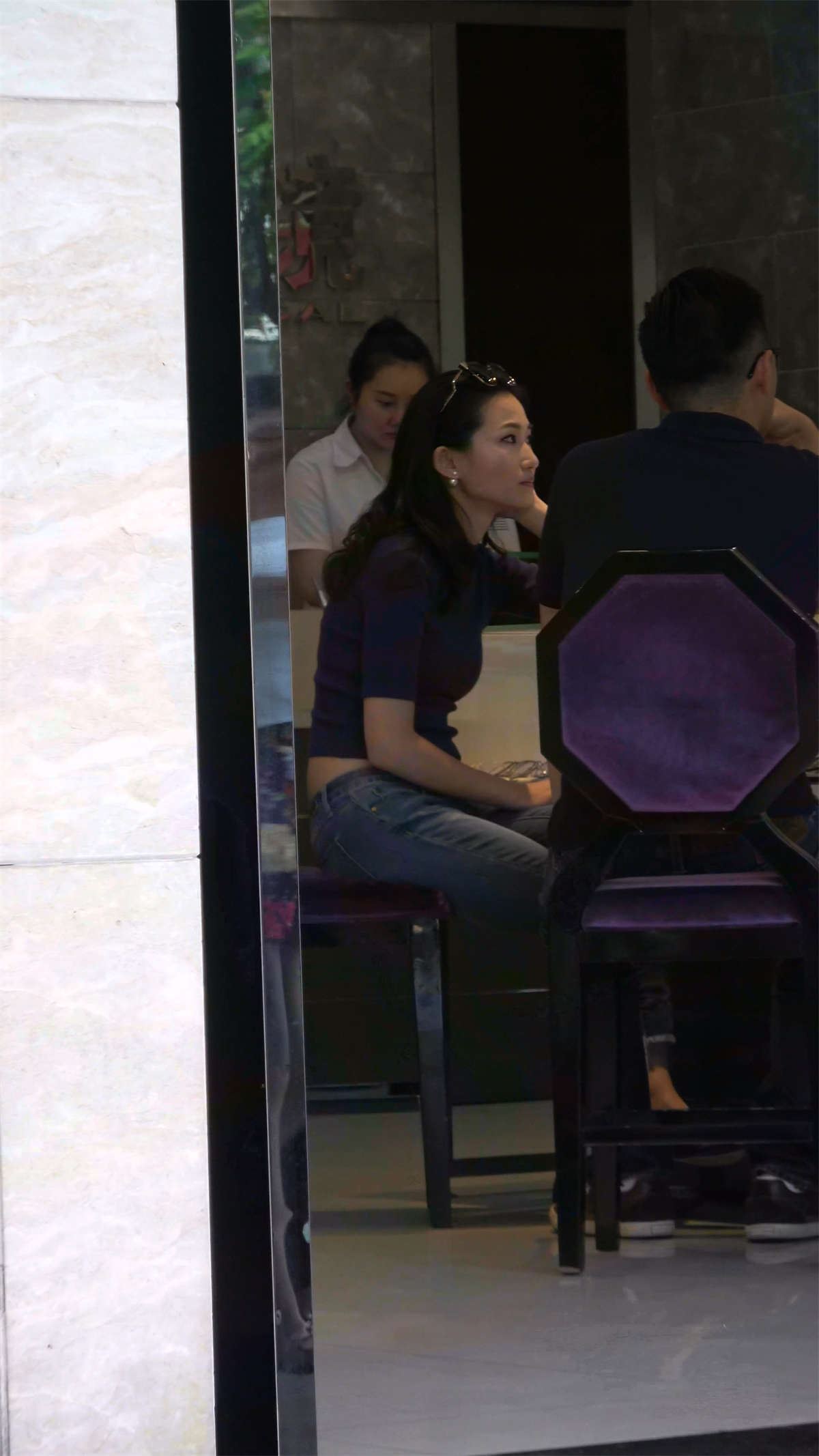 性感身材紧身牛仔高跟美女