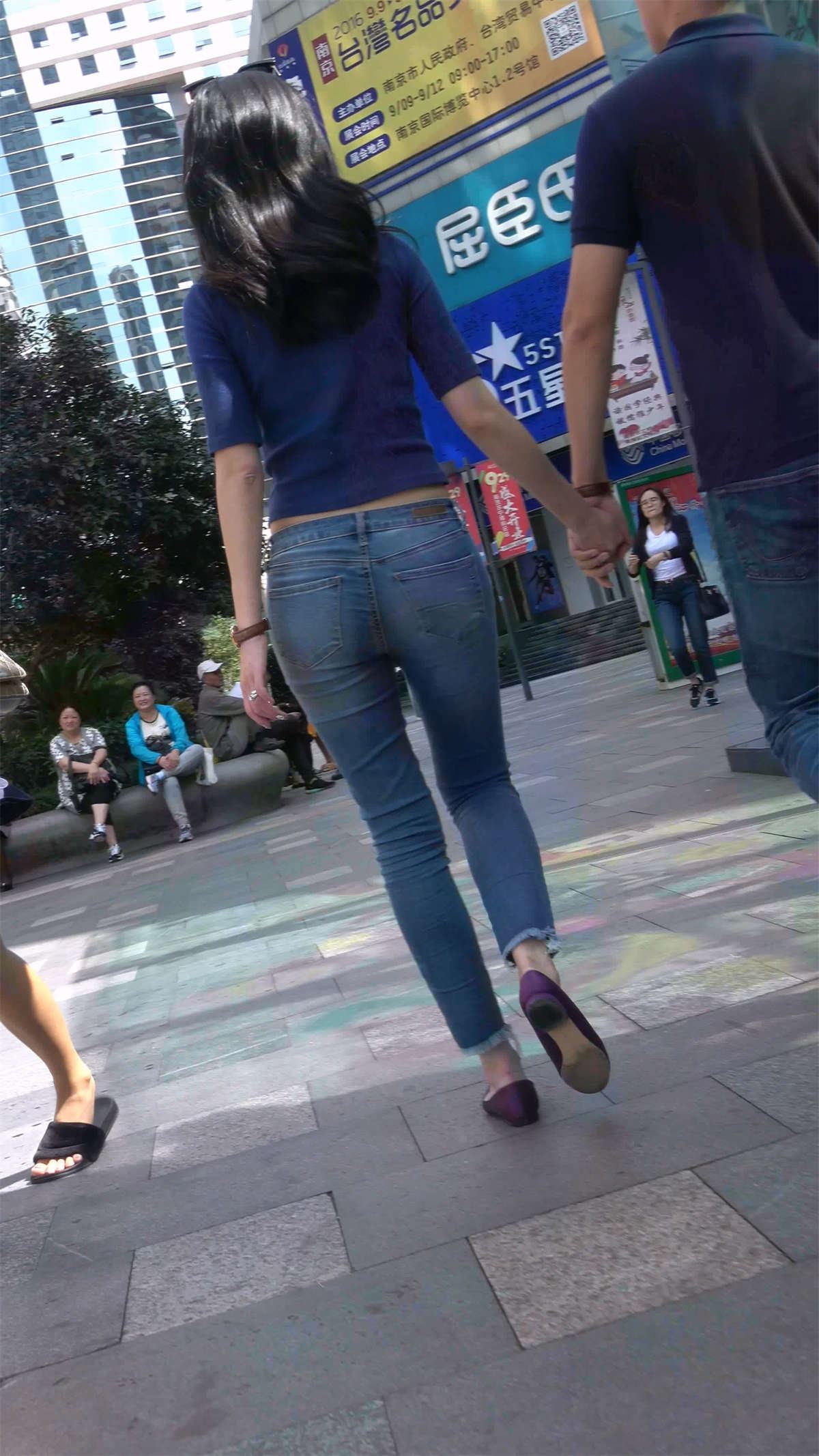 性感身材紧身牛仔高跟美女