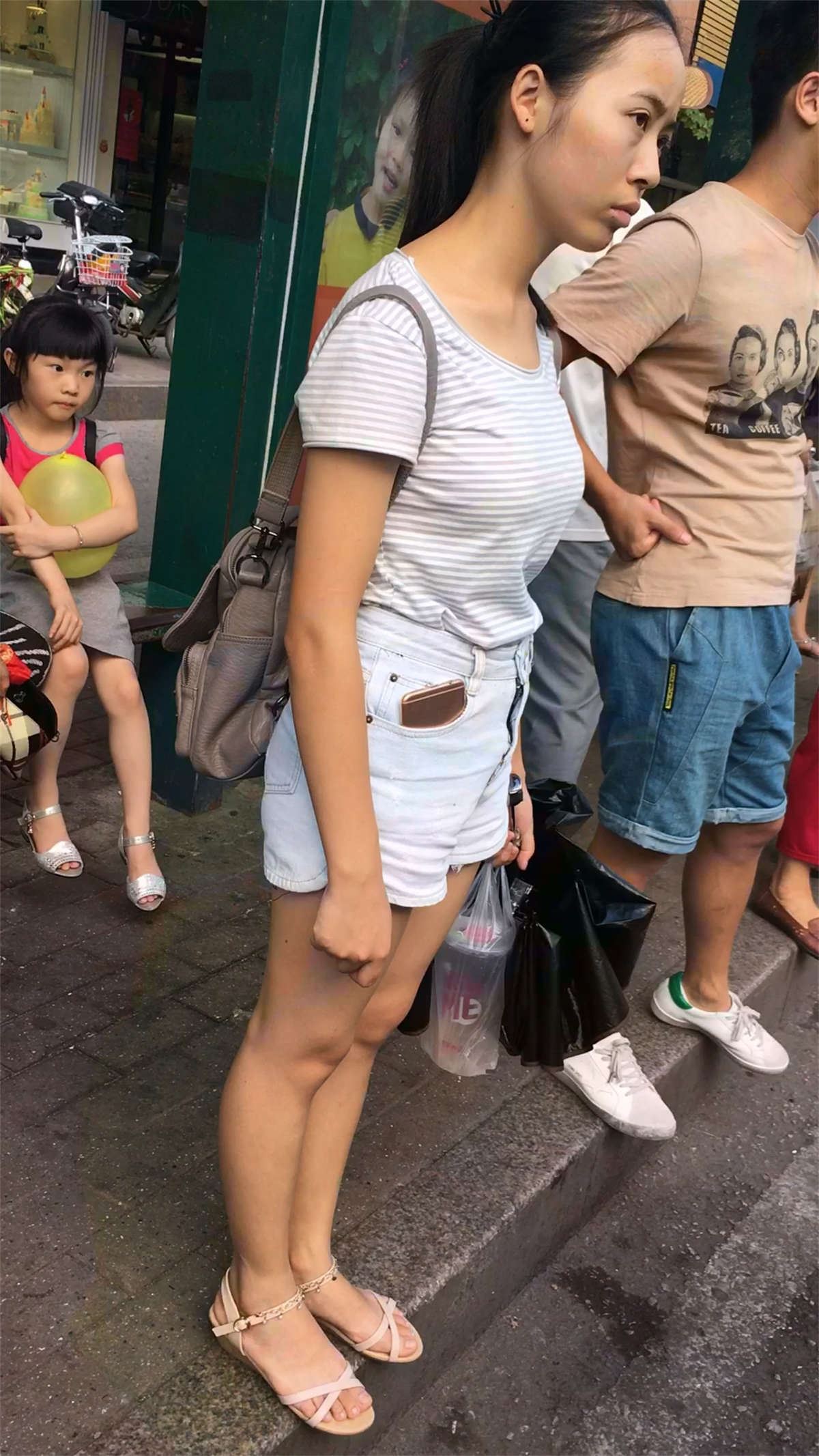 等公交车的条纹T恤牛仔热裤小妹
