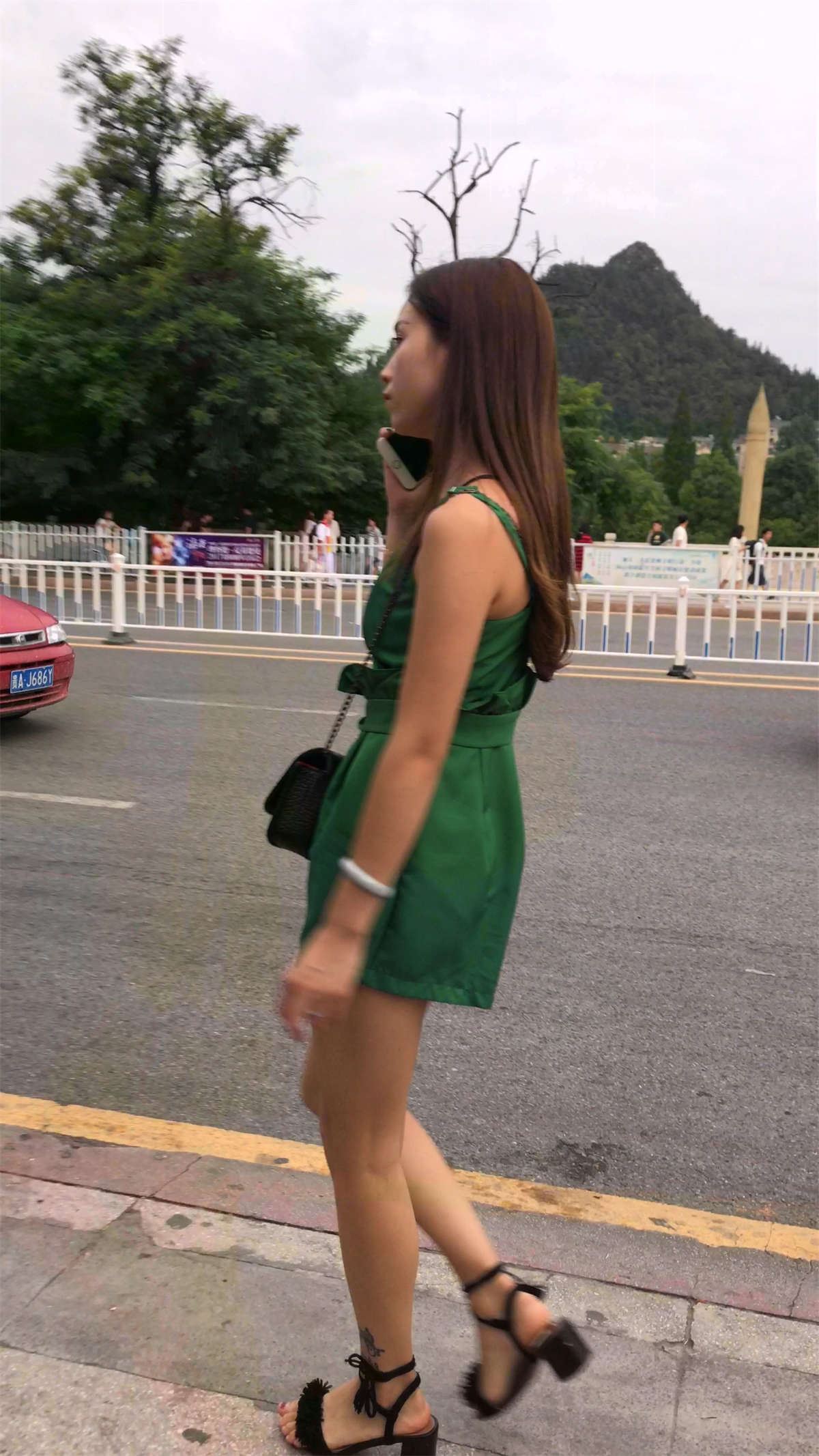 跟拍绿衣性感美女