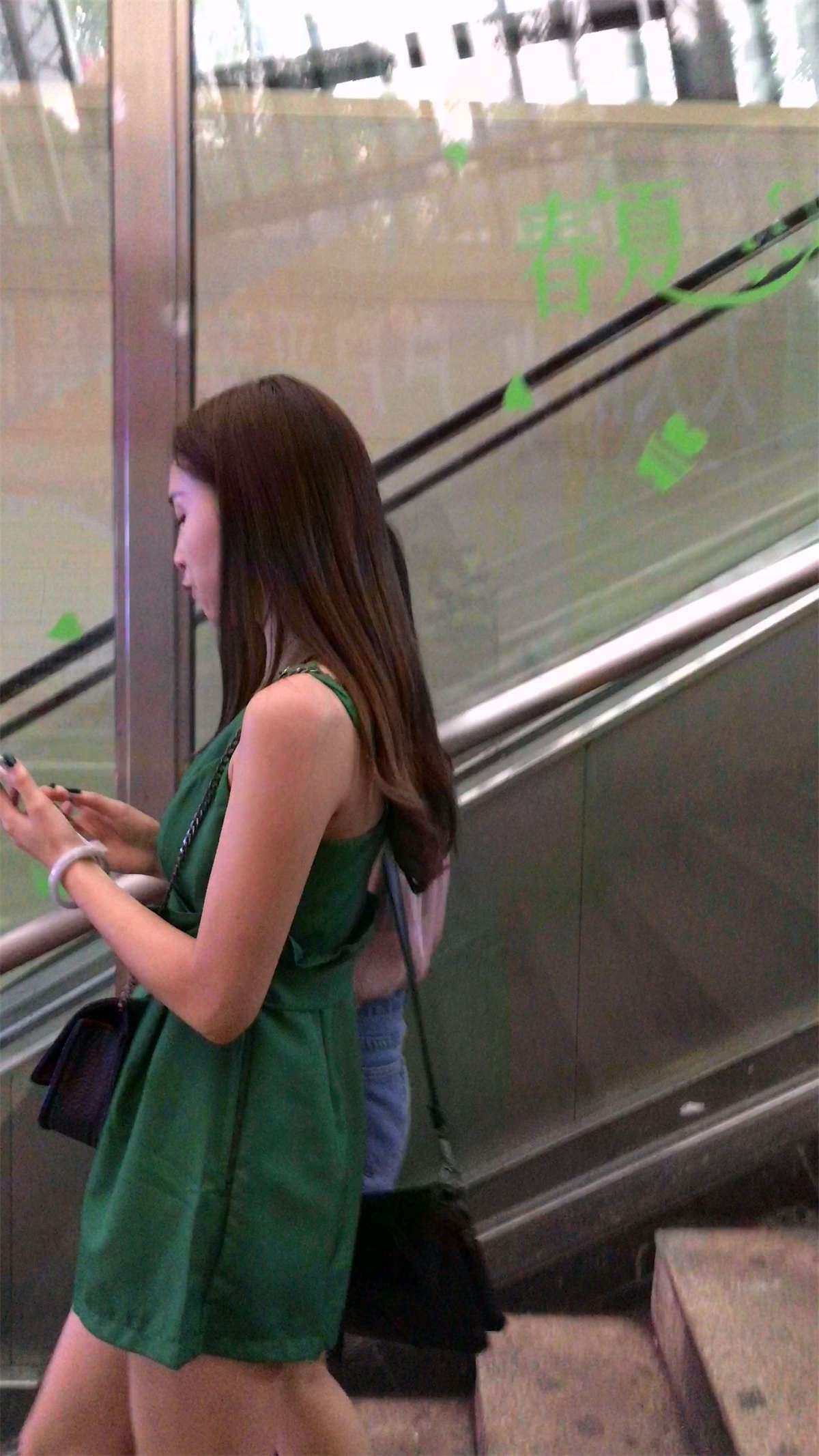 跟拍绿衣性感美女