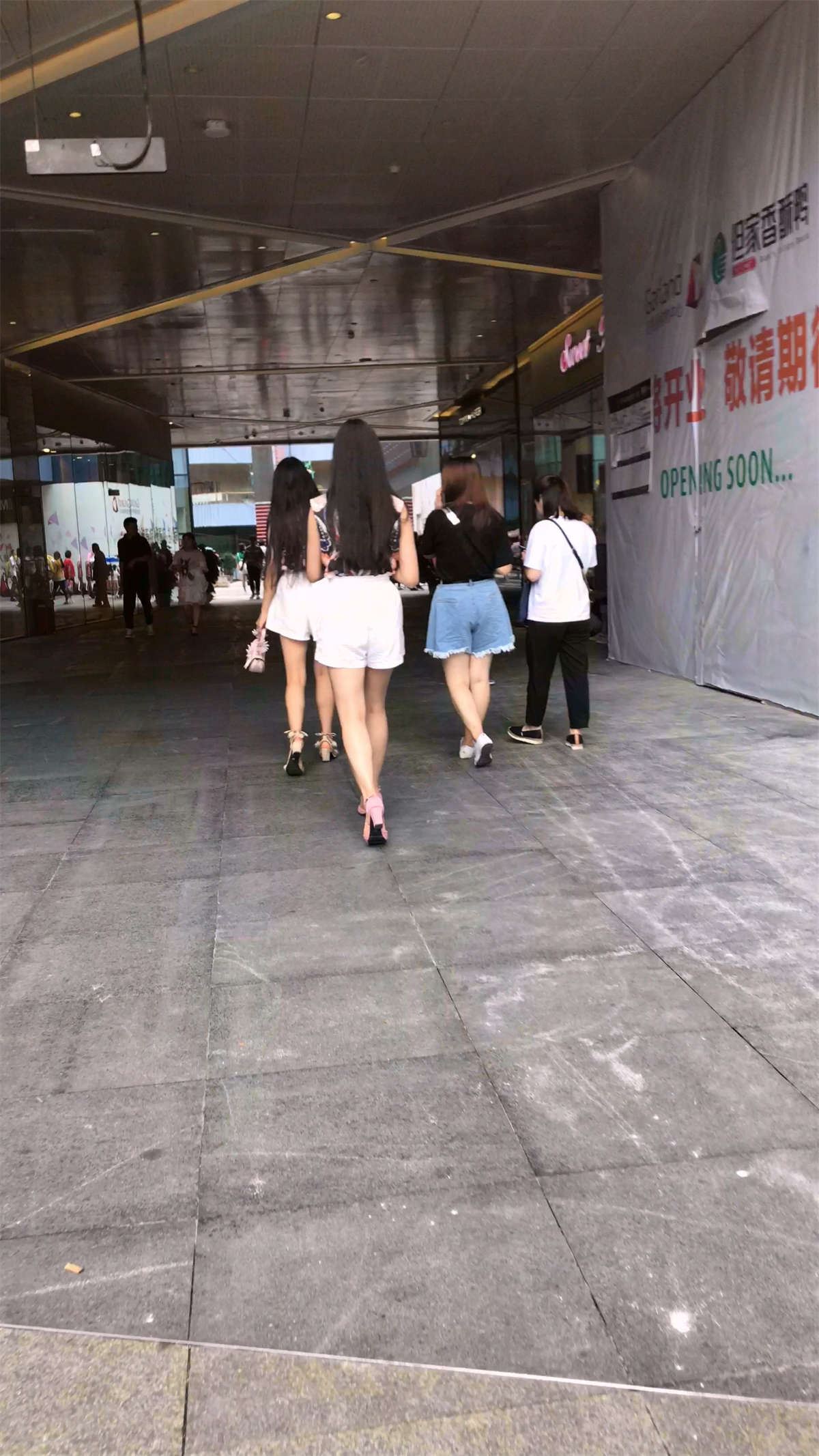 粉色凉高跟美女