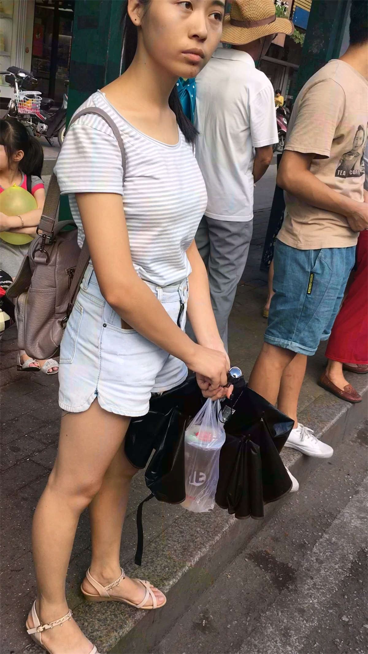 等公交车的条纹T恤牛仔热裤小妹