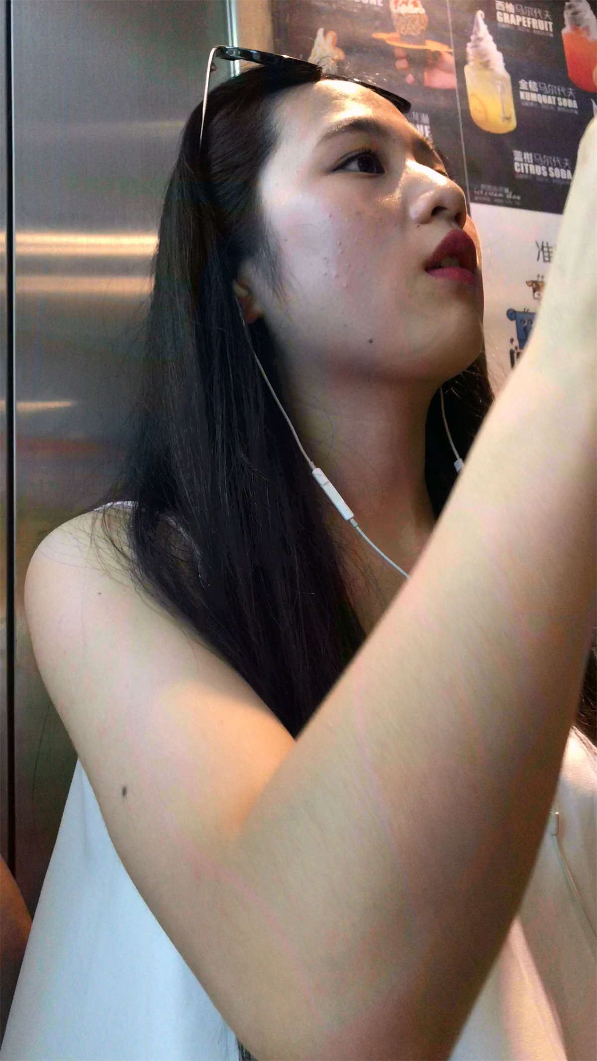 高颜值白衣白裤美眉
