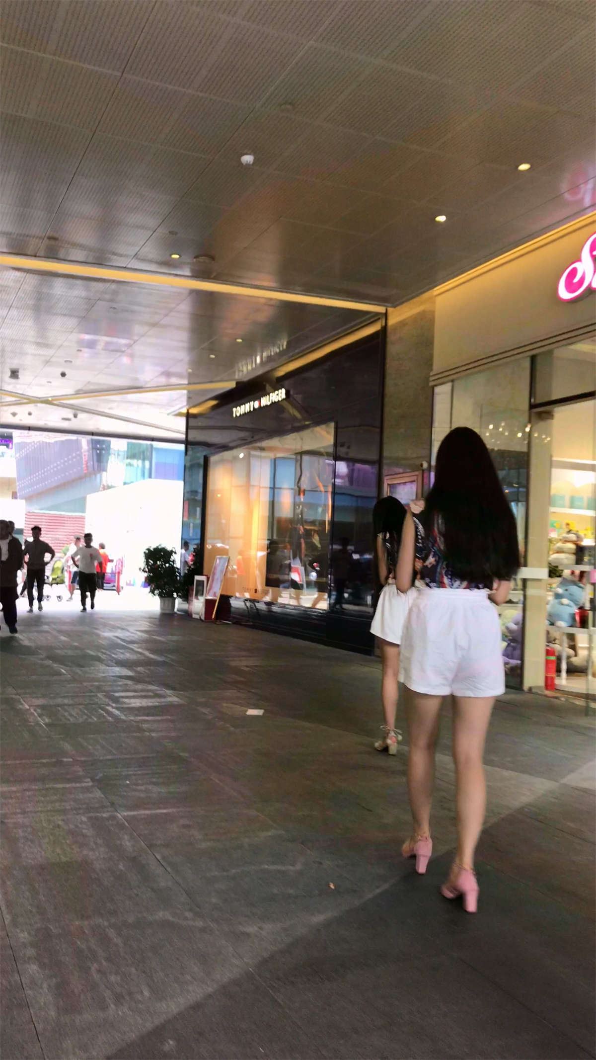 粉色凉高跟美女