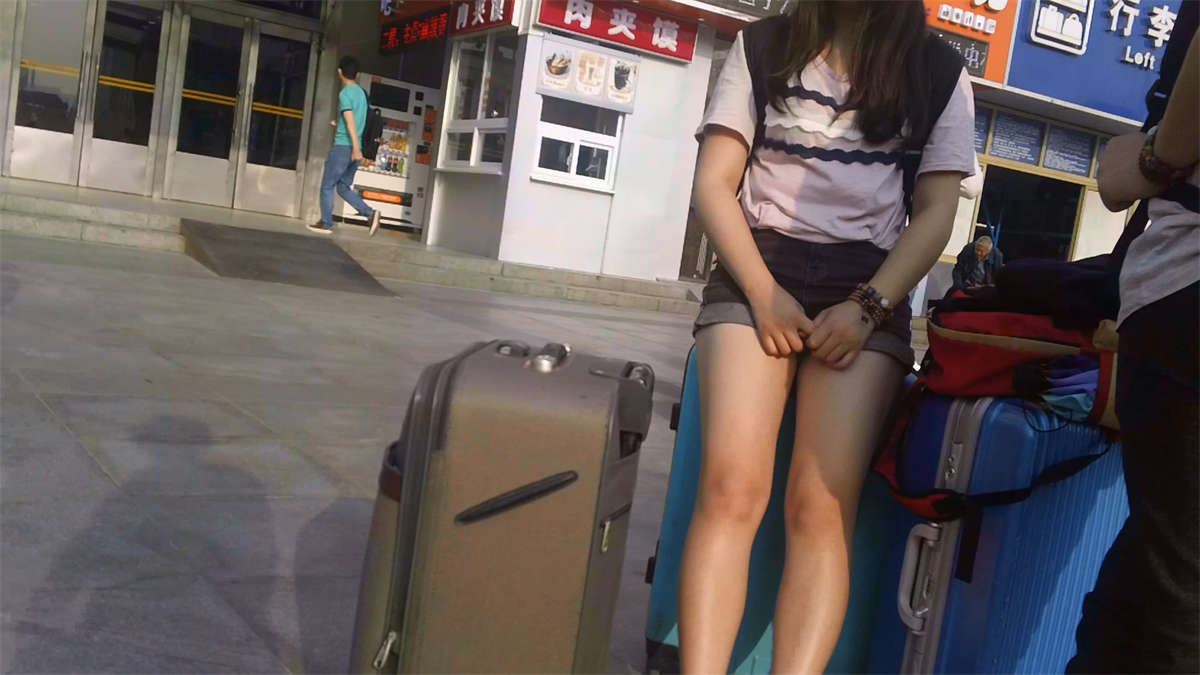 年轻的超短热裤小美女